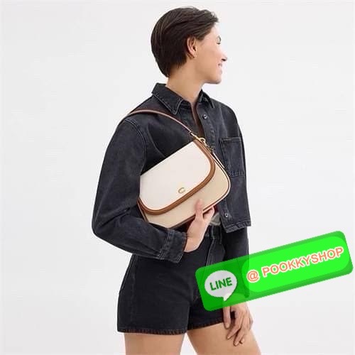 เรียบ หรู แต่ดูแพงแบบไม่ตั้งใจ Coach CU099 – Studio Shoulder Bag รุ่นฮิตสุดมินิมอล ตัว C เล็กหรูบนหนังสีคลาสิค ทรงสวยสะพายได้ทั้งถือไหล่และ crossbody ไม่ว่าจะใส่ลุคไหน… ก็เปลี่ยนเป็นลุคคุณหนูมีคลาสได้ในพริบตา