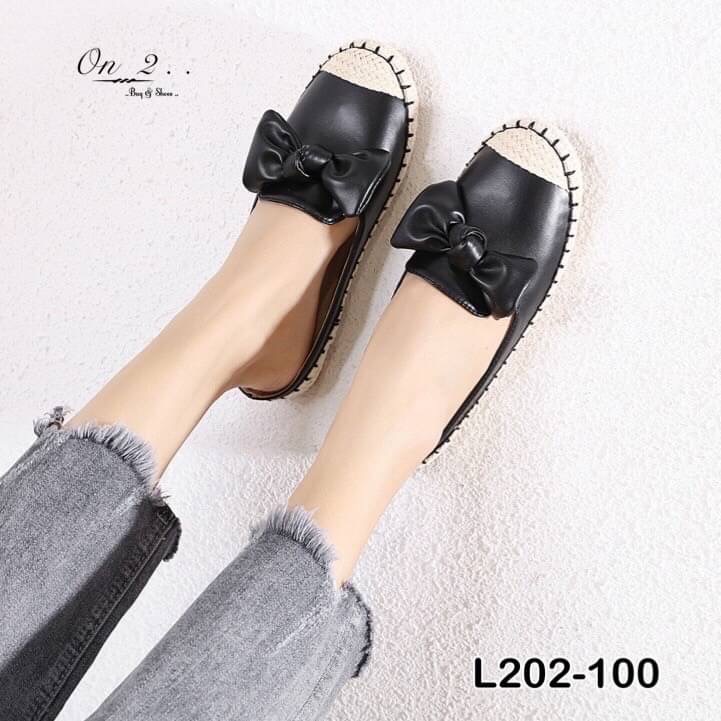 รองเท้าคัชชูหนังเปิดส้นหน้าประดับโบขอบปอถัก งานน่ารัก หนังดีหนังนิ่ม พื้นบุนุ่มใส่สบาย ใส่แล้วสวย สวมสบาย กำลังดี เหมาะกับเท้าทุกทรง มีสีสวย เก๋ ถนอมเท้า ถนอมส้นใส่งานทางการ หรืองานไหนก็ใส่ได้หมดค่ะ