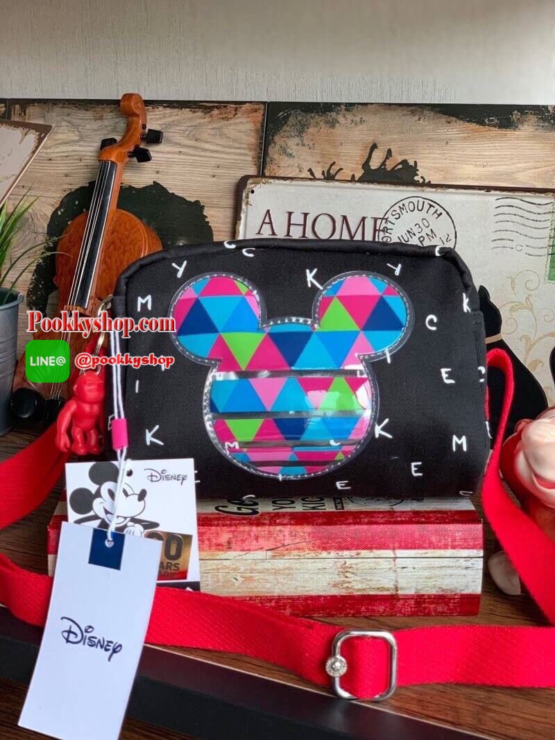 Kipling BRight Disney's Minnie Mouse And Mickey Mouse รุ่น crossbody น้ำหนักเบา วัสดุ100% Polyamide มีเหล่าบรรดามิคกี้และมินนี่ที่มาวาดลวดลายลงบนกระเป๋าให้ดูมีสีสัน ที่มีเอกลักษณ์เฉพาะตัว และยังเป็นรุ่นลิมิเต็ดเอดิชั่นฉลองครบ90ปีของวอลท์ดิสนีย์อีกด้ว