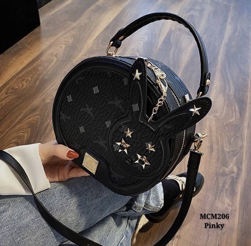 กระเป๋าสะพายทรงกลมสไตล์mcm งานนำเข้าน่ารักสุดๆ ทรงกลมแข็งแรง อยู่ทรง ซิปดี ด้านในกว้าง สายสะพายถอดได้ ถือก็น่ารัก เด่นสุดพร้อมด้วยปอมเข้ากัน แต่งหมุดแน่นๆ สวยอย่าบอกใคร