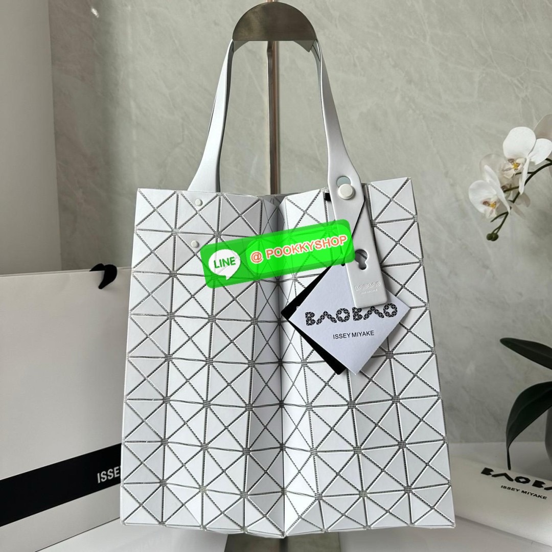 BAO BAO PRISM PLUS Handbag (Large) 🔖กระเป๋าถือจากแบรนด์ BAO BAO ISSEY MIYAKE ดีไซน์คลาสสิกทรงสี่เหลี่ยม มาพร้อมลวดลายสามเหลี่ยมที่มีมิติ 🔖วัสดุ: โพลีเอสเตอร์ ผสมหนัง 🔖 ปากกระเป๋าเปิด ซับในเป็นไนลอน มีช่องกระเป๋าด้านในและหูหิ้วกระเป