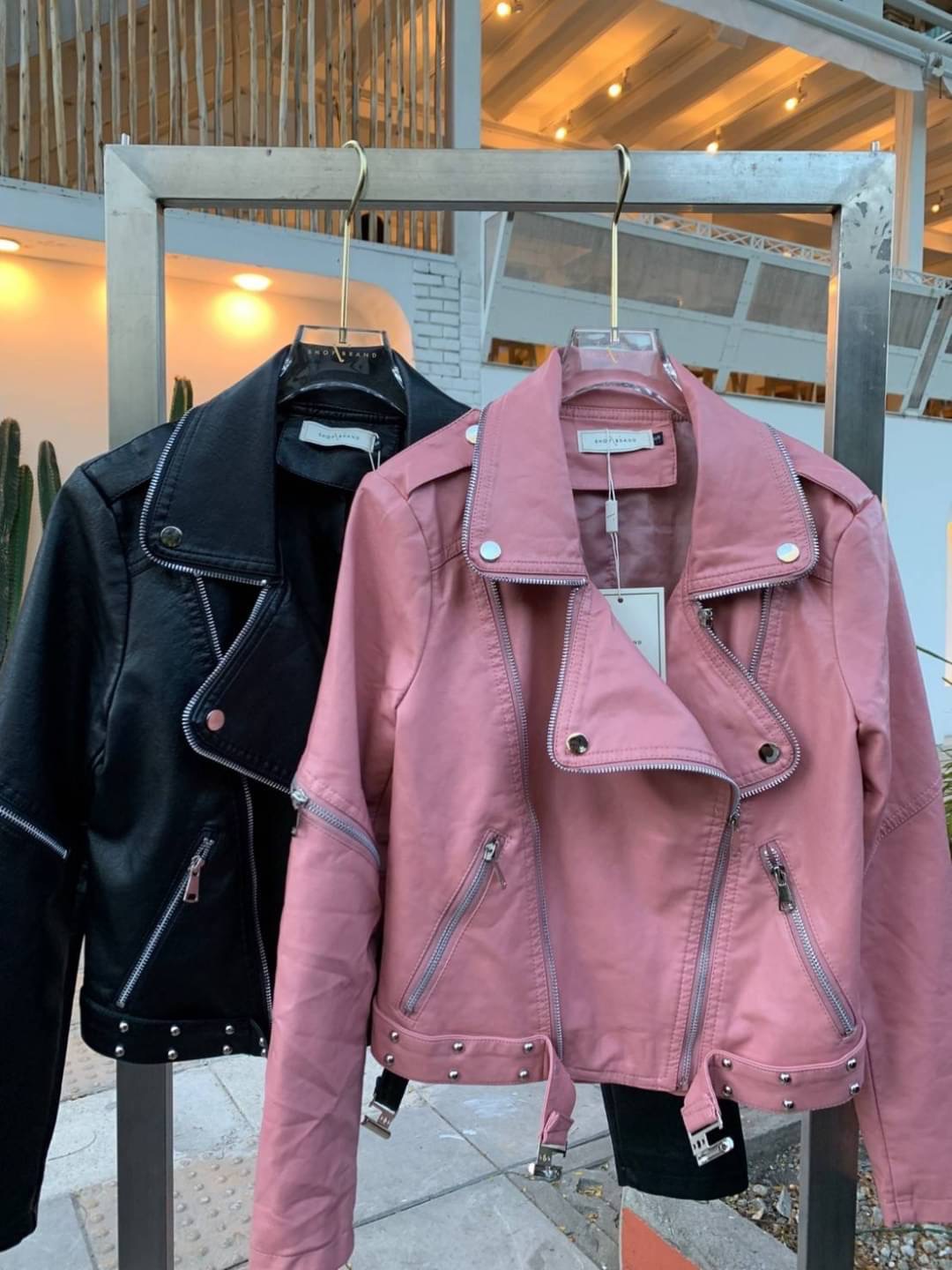 แจ็คเก็ตหนัง pvc เนื้อดีนิ่มๆใส่สบาย แต่งดีเทลสุดชิคด้วย ซิปแขนข้าง พร้อมเชือกคาดเอวล่าง ให้ลุคสาว swag มากๆเลยค่ะ
