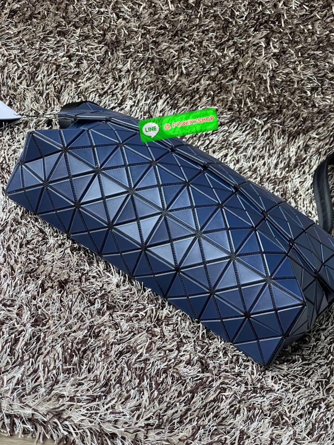 💕Baobao Issey Miyake Prism Sac ชาวมินิมอลทั้งชายและหญิงต้องถูกใจรุ่นนี้ เพราะ Prism Sac เป็นกระเป๋าแบบ unisex ที่มาพร้อมกับความเรียบง่ายของวัสดุเนื้อแมตต์ แต่ให้ลุคสไตล์เท่แบบคูลๆ โดดเด่นด้วยดีไซน์ที่ออกแบบมาให้ใช้งานที่ง่าย ตอบโจทย์ทุกสถานการณ์ฝา