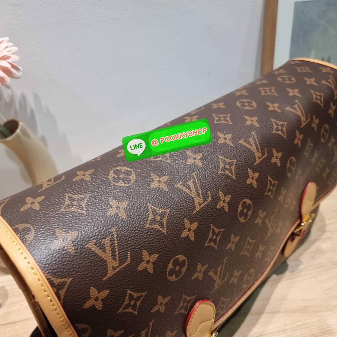 LV GIBECIERE CROSSBODY BAG กระเป๋าสะพายข้างใบใหญ่ ทรงแมสเซนเจอร์ เอาใจหนุ่มๆ ดีไซน์วินเทจ ย้อนยุค คลาสสิคไม่มีเบื่อ วัสดุหนังแคนวาส ทนทาน เปิด-ปิดด้วยสายคาดปรับระดับได้ ภายในมีช่องแบ่งเป็นสัดส่วนอย่างดี มีช่องซิป สายสะพายปรับได้ตามชอบ ใส่ของได้เลยแบบจุใจ