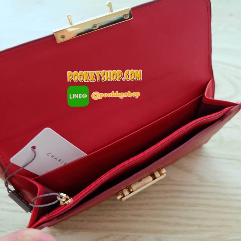 Charles & Keith Push-Lock Long Wallet กระเป๋าสตางค์ใบยาว วัสดุหนังลายคาเวียร์ สามารถใช้งานได้ทั้งด้านหน้าและด้านหลัง ด้านหน้าเปิด - ปิดด้วยตัวกดล็อคทั้ง 2 ฝั่งพร้อมกัน ภายในมีช่องซิปและช่องใส่ธนบัตร ด้านหลังเปิด - ปิดด้วยกระดุม ภายในมีช่องใส่บัตรหลายช่องแ