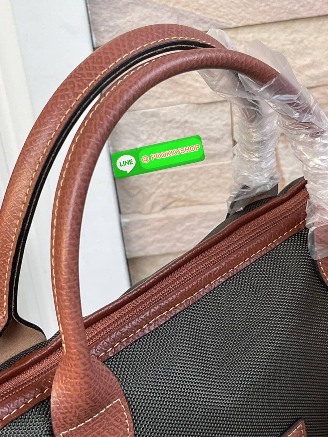 LONGCHAMP BOXFORD TRAVEL BAG M กระเป๋าเดินทางขนาดกลาง มาพร้อมสายสะพายที่สามารถถอดได้ ให้คุณเลือกสะพายไหล่หรือถือได้ มีซิปรูดเปิดปิดกระเป๋าที่ให้คุณมั่นใจได้ว่าคุณจัดเก็บไอเท็มของคุณได้อย่างมิดชิด บ็อคฟอร์ด (BOXFORD) สะท้อนความเป็นเอกลักษณ์ของแบรนด์ที่เปี่