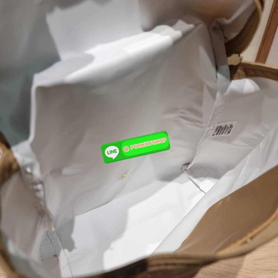 Longchamp le pliage original backpack 🔆 Details สวยคลาสสิคต้องไม่พลาด กับกระเป๋าสะพายทรงเป้ ขนาดกำลังดี น้ำหนักเบา ดีไซน์เรียบง่าย แต่ดูแพง ปากกระเป๋าออกแบบให้มีฝาปิดและซิปแน่นหนา สายสะพายสามารถปรับใช้ตามชอบ ภายในโล่งกว้าง จุของได้สบายๆ พกพาไปไหนก