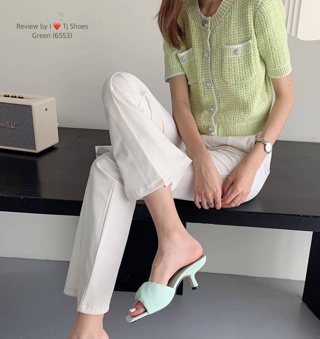 !!! พร้อมส่งรองเท้านำเข้าที่สวยเกร๋ขายดีสุดๆ !!! หนังรุ่นนี้นิ่มมากสวยมาก สวมใส่ง่าย เรียบหรูดูดี ใส่ได้เรื่อยๆ ไม่ตกเทรนด์ แมทกับชุดอะไรก้ดูเก๋ดูแพงมาก ควรมีไว้เป็นคู่โปรด ของจริงงานดีมากสวยมาก ตรงปกแน่นอน เพราะรูปถ่ายจากสินค้าจริง เป็นรุ่นที่แนะนำ รีบสั