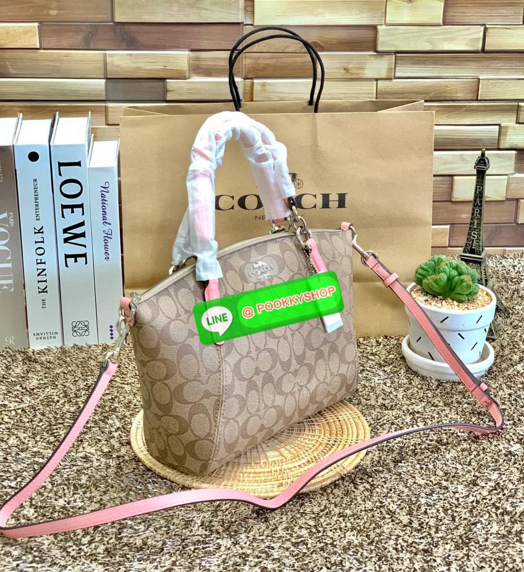 COACH 28989 KELSEY IN SIGNATURE CANVAS SHOULDER BAG กลับมาอีกครั้ง คุณภาพเต็ม100 เหมือนเดิม ไม่หักเลยจ้าา กระเป๋าทรงพัด หิ้วหรือสะพายข้างได้ หนังแท้ลายแคนวาส หนังนิ่มมากๆ สัมผัสแล้วคือใช่เลยจ้าา! เปิด-ปิดกระเป๋าแบบซิป ปากกระเป๋ากว้างหยิบจับสัมภาระง่าย ภาย