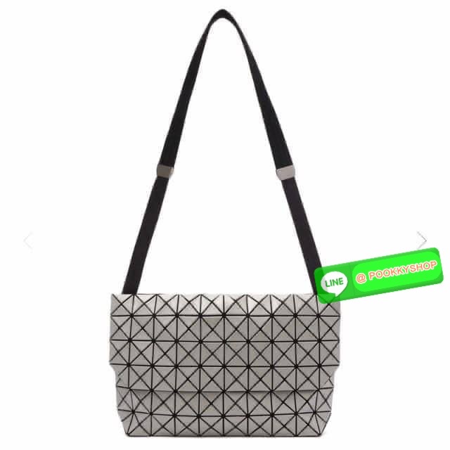 💕Baobao Issey Miyake Prism Sac ชาวมินิมอลทั้งชายและหญิงต้องถูกใจรุ่นนี้ เพราะ Prism Sac เป็นกระเป๋าแบบ unisex ที่มาพร้อมกับความเรียบง่ายของวัสดุเนื้อแมตต์ แต่ให้ลุคสไตล์เท่แบบคูลๆ โดดเด่นด้วยดีไซน์ที่ออกแบบมาให้ใช้งานที่ง่าย ตอบโจทย์ทุกสถานการณ์ฝา