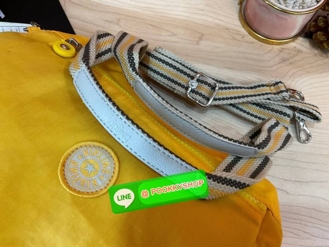 Kipling Damen Orelie Henkeltasche รุ่น K15257 กระเป๋าถือ/สะพาย Crossbody ขนาดกำลังดี หูกระเป๋ายาวสามารถคล้องบ่าได้ วัสดุpolymode100% ผ้ากันน้ำ กระเป๋ามีน้ำหนักเบา มีช่องซิป ด้านหน้า และ ด้านหลัง ภายในแบ่งเป็น 3 ช่องหลักใช้งาน ช่องซิปกลางแยกเป็นสัดส่วน จุข