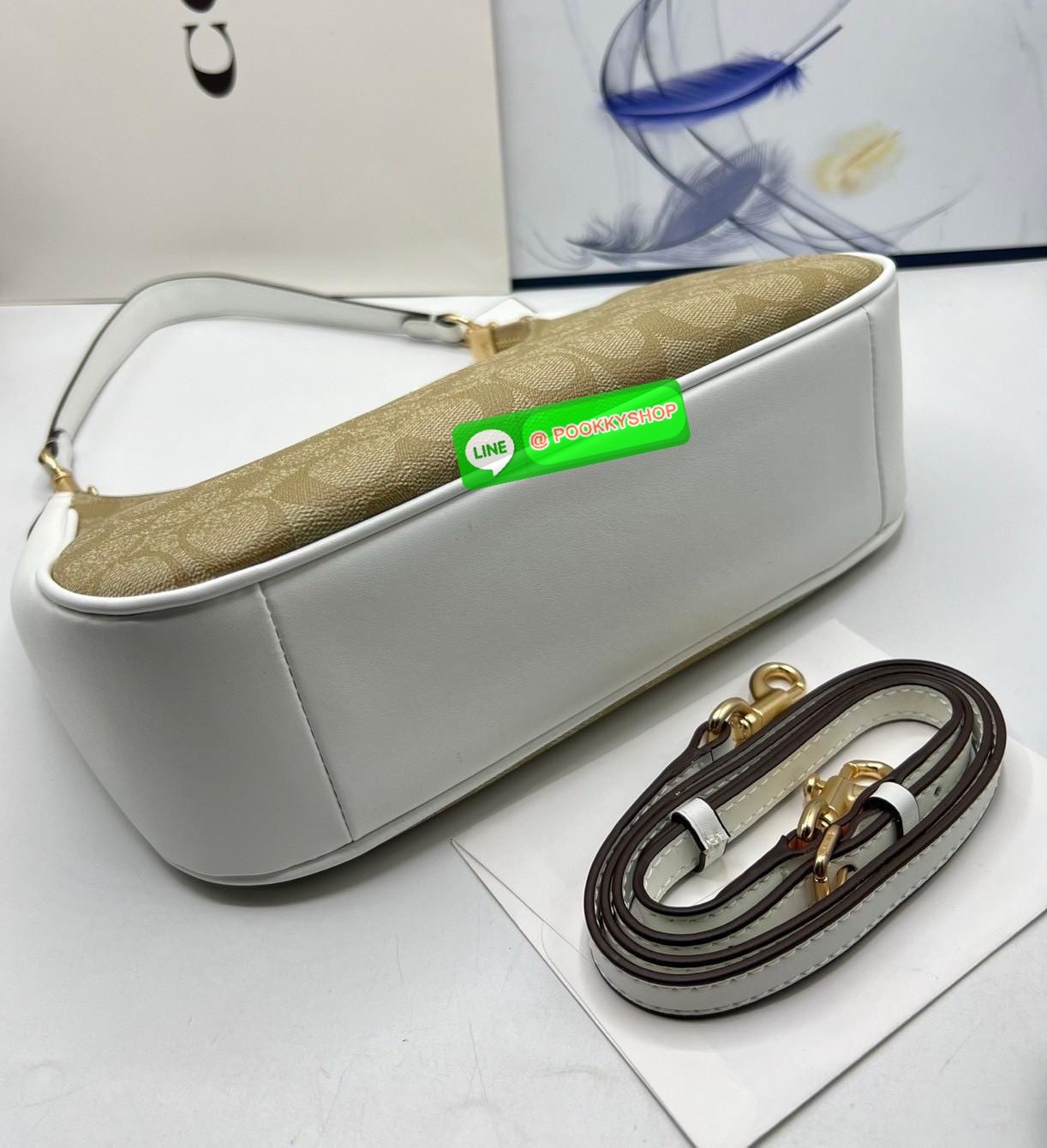 Coach Teri Hobo In Signature Canvas กระเป๋าคล้องไหล่และสะพายข้าง วัสดุแคนวาส+หนังแท้ เปิด-ปิดกระเป๋าแบบซิป ภายในโล่ง มีช่องซิป1ช่อง ช่องใส่ของจุกจิกอีก1ช่อง ด้านหลังมีช่องซิป1ช่อง มีสาย2เส้น สำหรับคล้องไหล่และสะพายข้าง