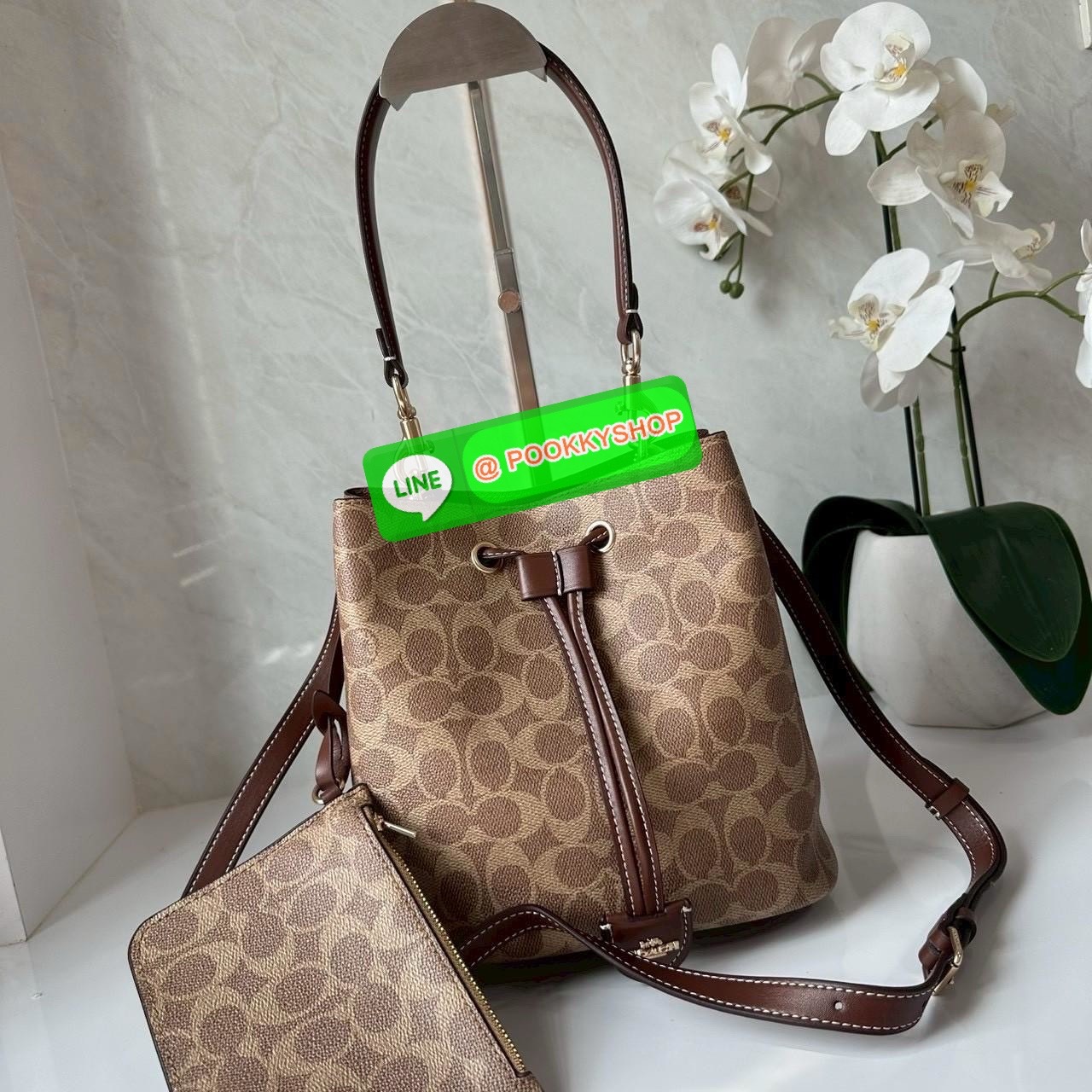 Coach Roan Bucket Bag Signature Canvas CBH07 กระเป๋าทรงบัคเก็ตใบเก๋ ดีไซน์คลาสสิก ลายซิกเนเจอร์สุดฮิต ใส่ได้ทุกโอกาส มาพร้อมสายสะพายปรับได้ ถอดได้ ใช้งานได้ทั้งสะพายไหล่ / crossbody / handheld