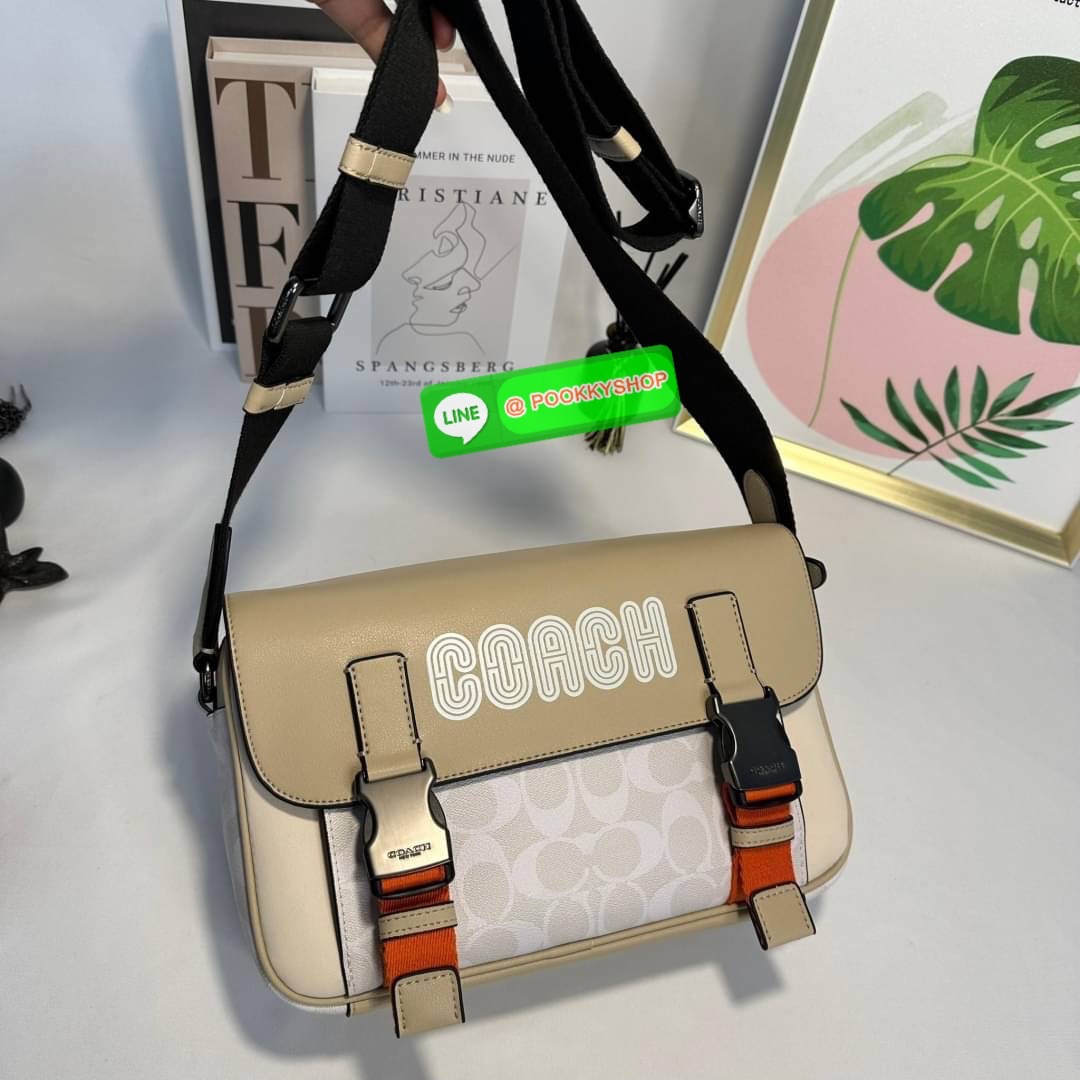 กระเป๋า COACH TRACK CROSSBODY IN COLORBLOCK SIGNATURE CANVAS (COACH C2725) กระเป๋าสะพายใบใหญ่ Unisex ที่เท่ได้ทั้งชายและหญิง วัสดุหนังแท้ หนังนิ่ม สัมผัสมือดีมากๆ เก็บดีเทลด้วยหนังแคนวาสคุณภาพ เนียบคมกริบ อยู่ทรงสวย ขนาดกำลังดี ไม่เล็ก ไม่ใหญ่เกินไป ด้านใ