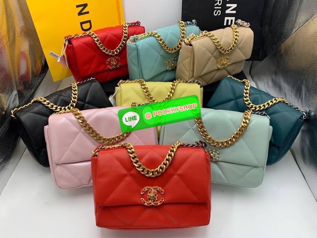 CHANEL MAXI HANDBAG RESTOCK!! ตอบรับคำเรียกร้องอย่างท้วมท้น!! พรีเมี่ยมกิ๊ฟจากแบรนด์ Chanel รุ่นตามล่าพลิกแผ่นดิน กระเป๋าถือ/สะพาย หนังแกะที่นิ่มสุดพลัง!! ลายตารางสวยคม โลโก้ลายโซ่สอดหนังเด่นชัด เปิด-ปิดกระเป๋าด้วยตัวบิดล็อค อะไหล่ทองหรูหรา มีระดับ!! ดีไซ