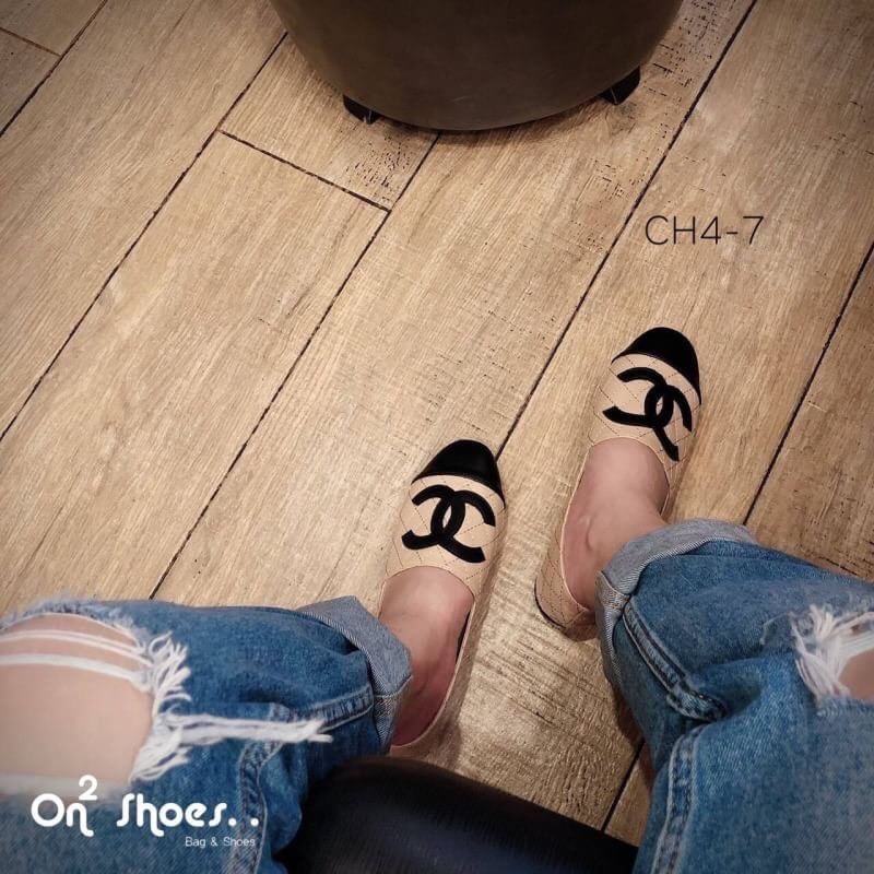 chanel loafer ® ทรงฮิตขายดีตลอดกาลพื้นปั้มแบรนด์ หน้าติดโลโก้แบรนด์ ชาเนล ทรงสวยกว่ารอบไหนๆ ลองใส่แล้วเลิฟมากคะ หากคุณกำลังมองหารองเท้าที่ใส่ได้ทุกโอกาส ทั้งงานราษฎร์ งานหลวงแนะนำคู่นี้เลยจ้า มา 3 สีนะคะ **รูปสินค้าถ่ายจากงานจริง