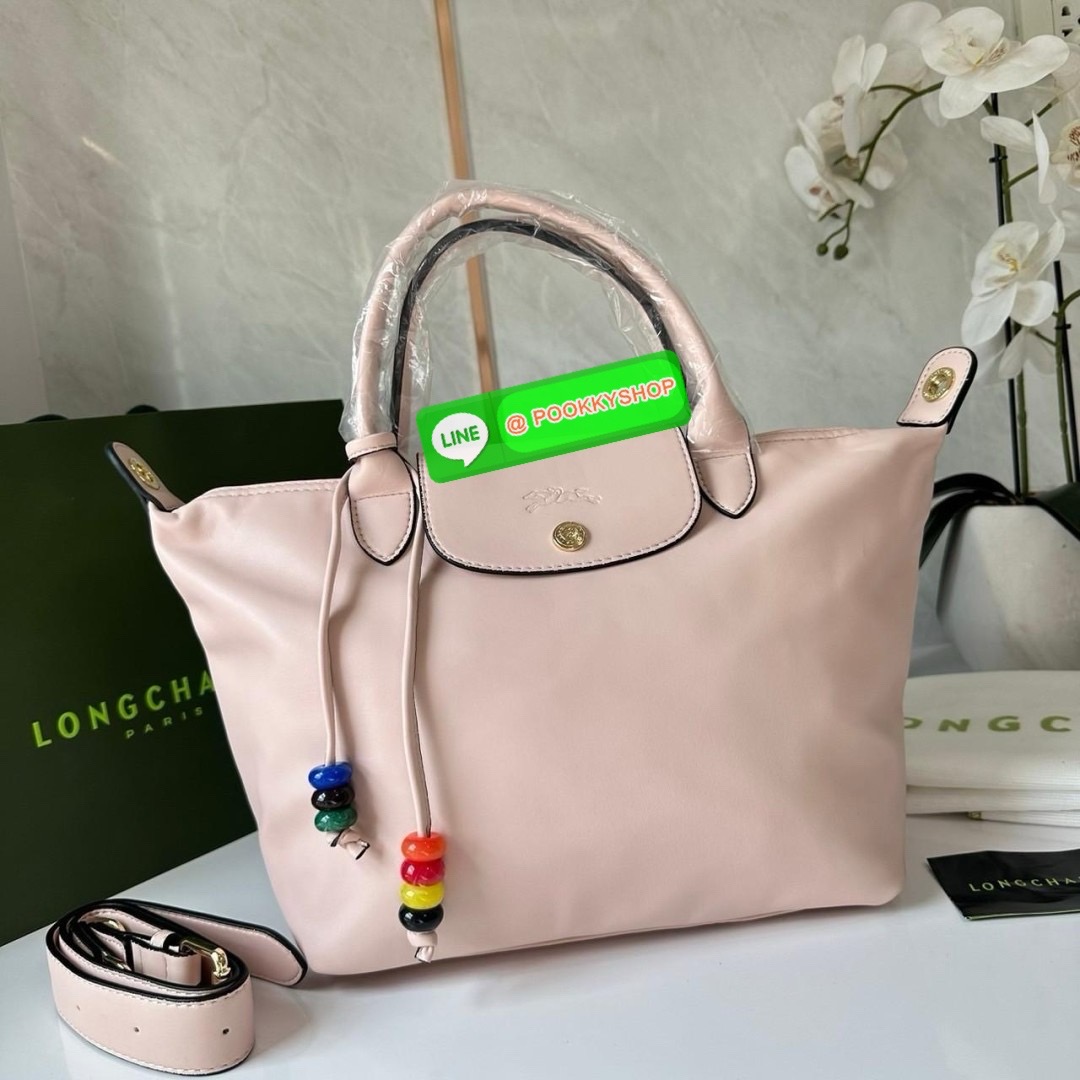 LONGCHAMP Le Pliage Xtra L Leather Handbag 🔖กระเป๋าสะพายคอสบอดี้ รุ่นใหม่โด่ดเด่นลูกเล่นของลูกปัดห้อยสีสันสดใส ทำให้กระเป๋าดูมีลูกเล่นมากขึ้น 🔖วัสดุ : หนังวัวทั้งใบนิ่มน่าสัมผัส 🔖เปิด-ปิดแบบกระดุมแป็ก มีซิปปิดปากกระเป๋าอีกชั้น ป้อง