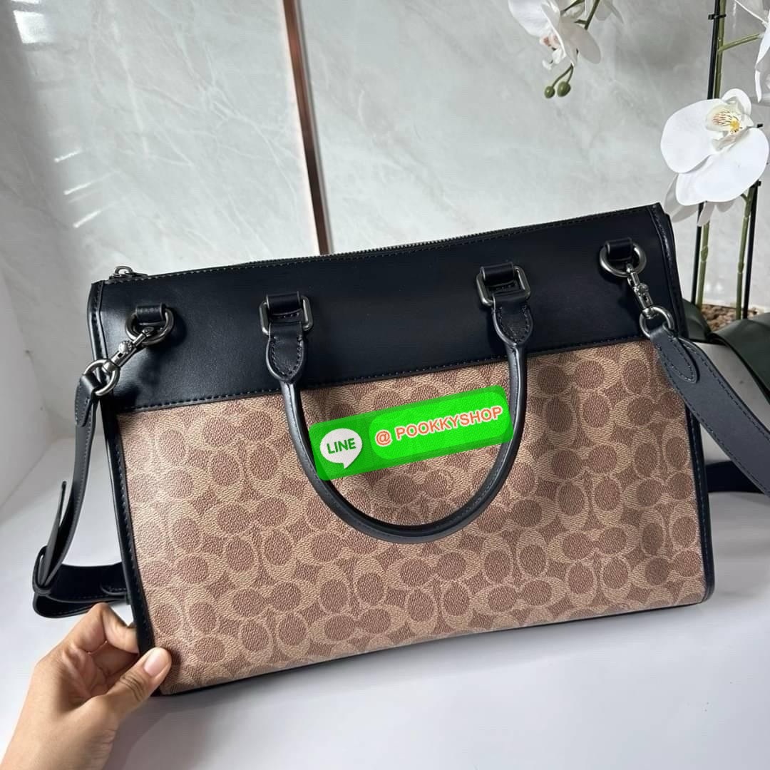 Coach Gotham Folio In Signature Canvas c2682 🔖กระเป๋าใส่เอกสาร Gotham เป็น กระเป๋าเอนกประสงค์ทำให้จัดเก็บเอกสารได้อย่างเรียบง่าย 🔖วัสดุ: แคนวาสตัดหนังแท้ 🔖เปิด-ปิดแบบซิป ด้านบน ภายในมีช่องแยกใส่เอกสารมีพื้นที่สำหรับใส่แล็ปท็อปขนาด