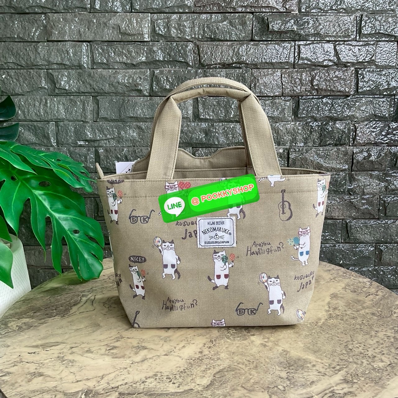 กระเป๋าถือ คล้องแขน ทรงโท้ทสุดเก๋และน่ารัก Nekomaruke Hamipoke Bag จาก Kusguru Japan กระเป๋าโท้ทสุดน่ารักใบนี้เหมาะสำหรับผู้หญิง และเป็นไอเทมใหม่ในคอลเลกชันฤดูใบไม้ผลิ/ฤดูร้อน 2025