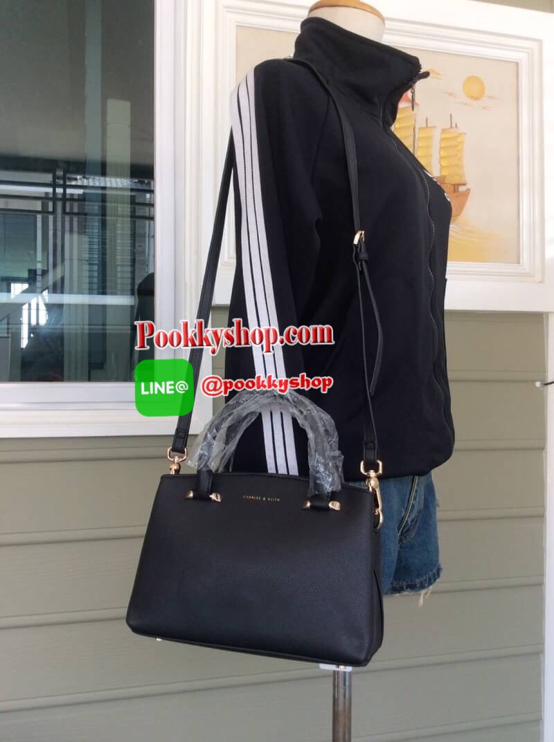 จัดส่งฟรี EMS ทั่วไทยค่ะ พร้อมส่ง New! 2017 CHARLES & KEITH BASIC CITY BAG SHOP (Size M) กระเป๋าถือหรือสะพาย ทรงสวย ขนาดกำลังดี อยู่ทรง หนังpuแข็ง ภายในเปิด-ปิดด้วยกระดุมแม่เหล็ก มี2ช่อง คั่นกลางด้วยช่องซิป ฐานกระเป๋ามีหมุดรองฐานสี่มุม ใส่กระเป๋าสตางค์ยาว