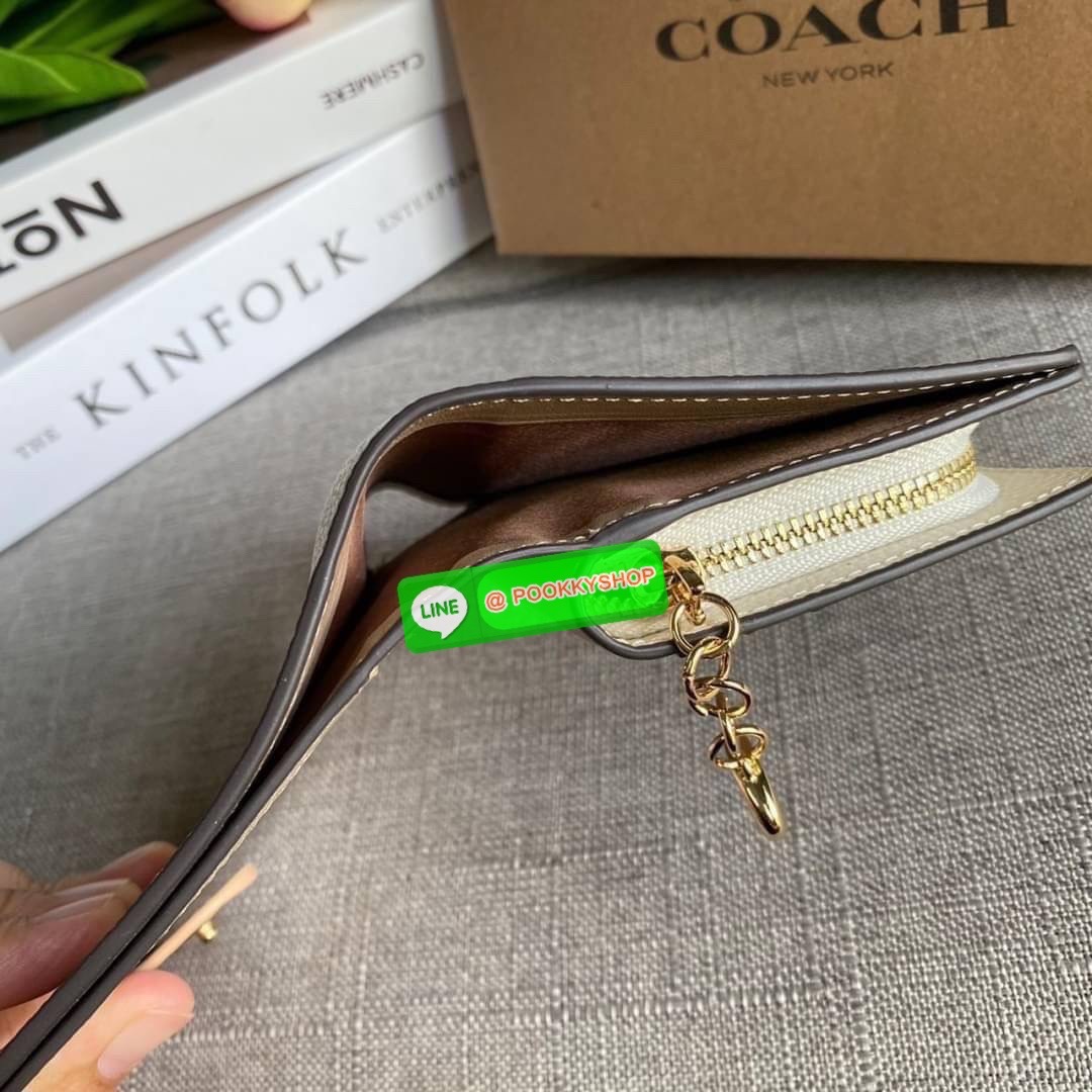 COACH X JEAN MICHEL BASQUIAT SNAP WALLET (COACH C5614) 🛍กระเป๋าสตางค์ใบเล็ก พกพาสะดวก วัสดุหนังแท้ ทนทาน เปิด-ปิดด้วยกระดุม ภายในมีช่องใส่บัตร ใส่ธนบัตรได้ทุกชนิด พร้อมช่องซิปแยกใส่เหรียญคะ