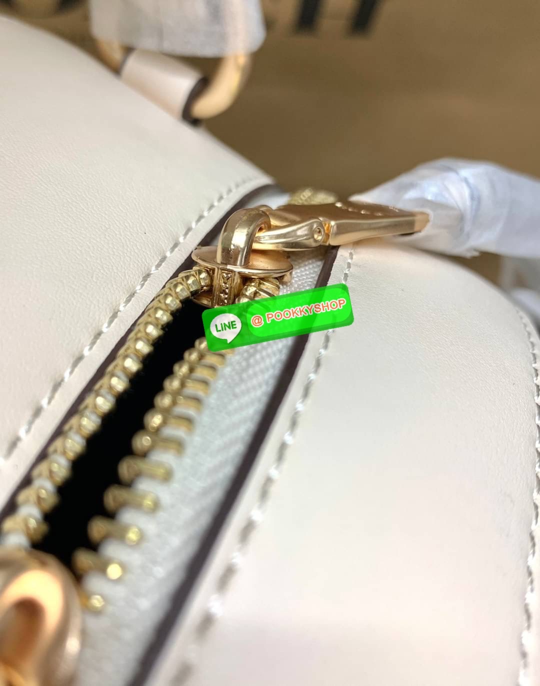 NEW IN! COACH JORDYN BACKPACK ((C1804//3011)) ไม่มียังไงไหว ต้องบอกว่าน้องสวยมากๆค่า! กระเป๋าสะพายหลังแบบมีหูหิ้ว หนังแแท้สวยค่ะ ❤️ทั้งใบปริ้นลายดอกไม้ สวยเด่ด สะดุดตาเลยทีเดียวค่ะ ด้านหน้ามีช่องซิปใส่มือถือหรือของจุกจิกลงไปได้ค่ะ เปิด-ปิดกระเป๋าแบ