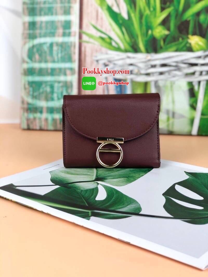 Lyn Paramour Short Wallet กระเป๋าเงินใบสั้นแบบ 3 พับ จับกระชับมือ วัสดุหนังเรียบ ด้านหน้ามีจุดเด่นตรงที่เปิดปิดมีโลหะวงกลม เปิดปิดแบบกระดุม มีช่องซิปใส่เหรียญ ช่องการ์ด 6 ช่อง และยังมีช่องใส่ธนบัตรได้ตามยาว แบบค์100/1000 ใส่ได้ทุกแบงค์ค่า เหมาะกับการใช้กั