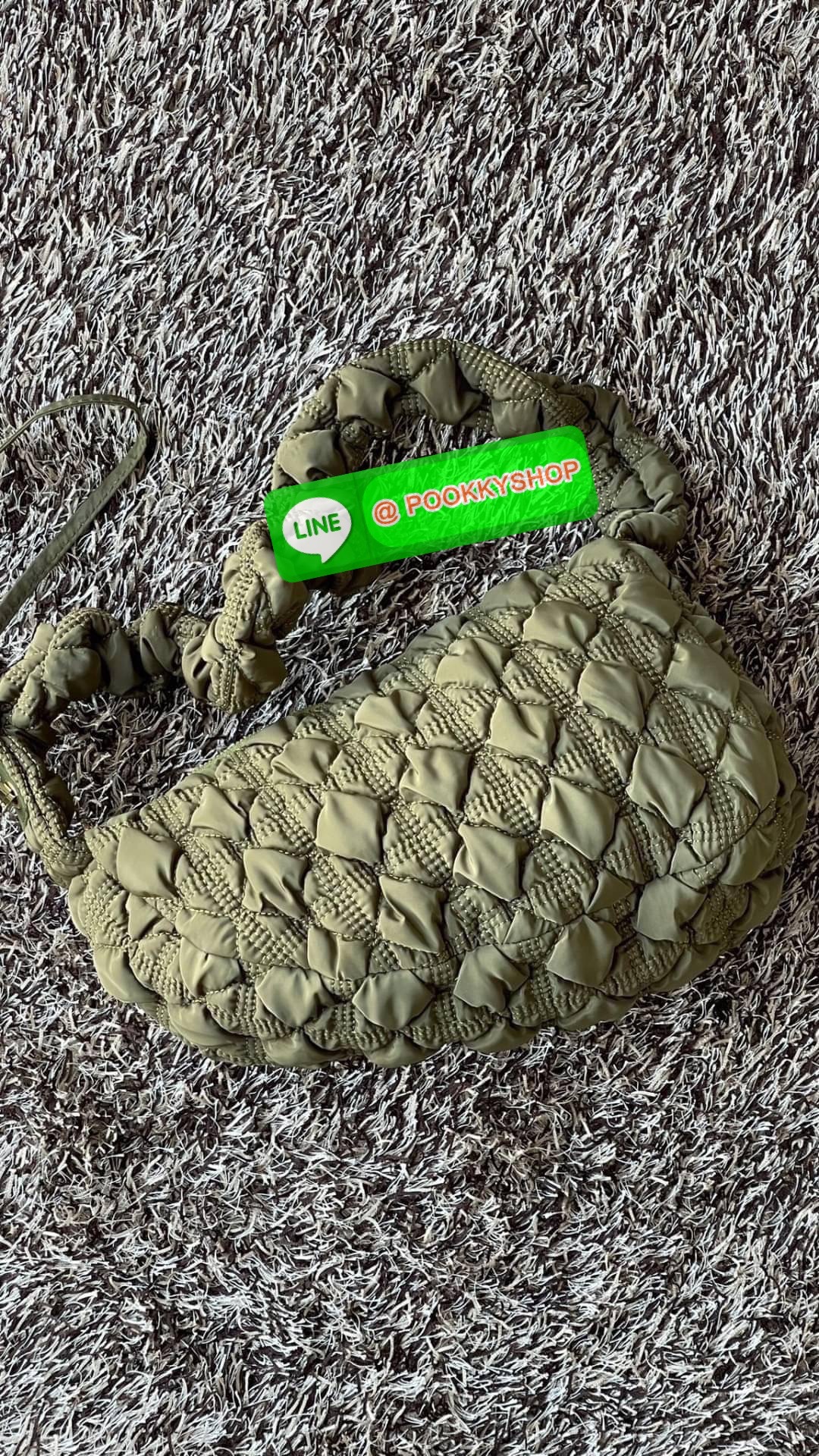 C Cozy Shoulder Bag สายแฟชั่นเกาหลีห้ามพลาด เป็นกระเป๋าที่กำลังได้รับความนิยมอย่างมากในเวลานี้ ถูกออกแบบมาให้มีลักษณะนุ่มนิ่มไม่ต่างจากพัฟเฟิลโค้ตหรือผ้านวม เลือกหยิบมาใช้ แมตช์เข้ากับคอสตูมได้ในแต่ละวัน รูปทรงและงานดีไซน์ที่มีความโดดเด่น และแตกต่างจากกระ