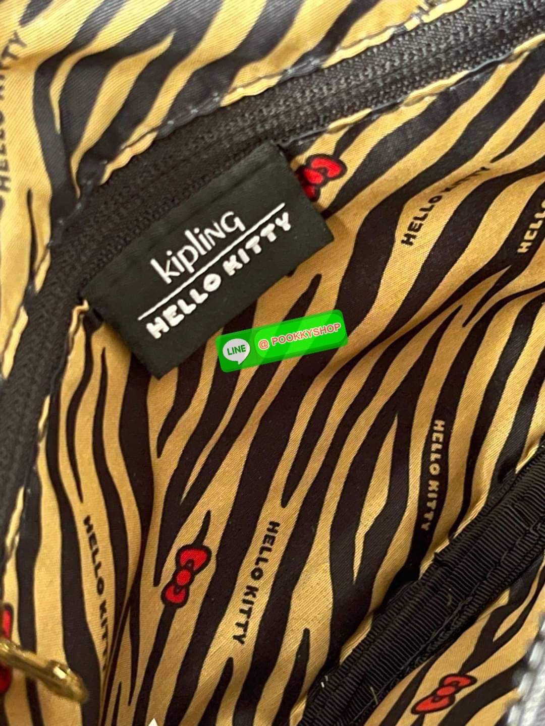 Kipling ABANU M Crossbody By Tiger Kitty Cat คอลเลคชั่นสะพายข้างแบบใช้งาน3ซิป วาดสีสันและลวดลายลงบนกระเป๋าเป็นคอลเลคชั่นสุดลิมิเตทพร้อมพวงกุญแจที่ออกแบบมาเฉพาะคอลเลคชั่นนี้ ขนาดกำลังดี ใช้งานง่าย จัดของได้เป็นระเบียบครบครัน แล้วเลือกใช้งานตามแบบของคุณไม่ว