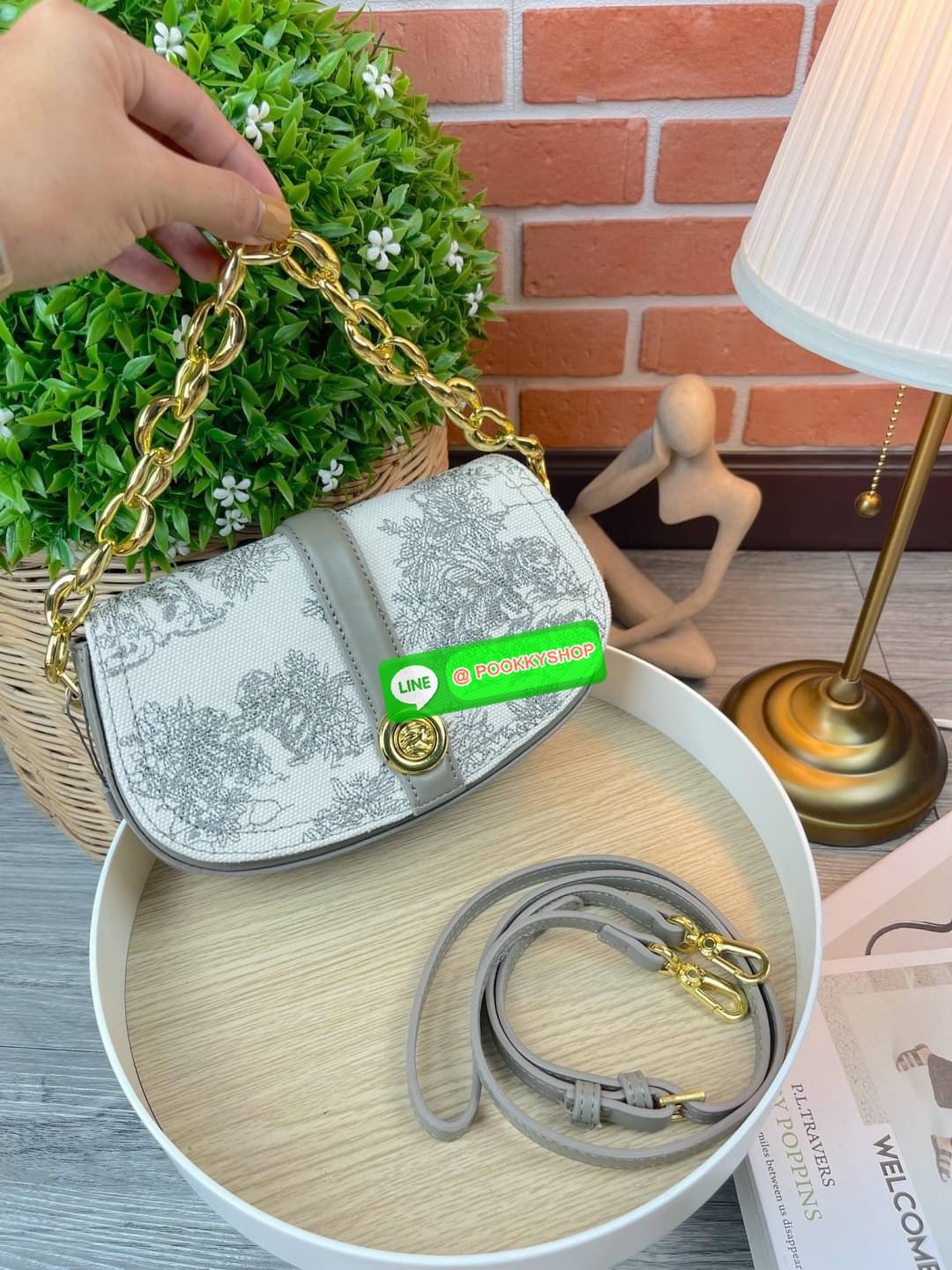 Charles & Keith Fabric Print Chain Shoulder Bag กระเป๋าถือ/สะพายทรงสวยหรู ด้านหน้ากระเป๋าแต่งผ้าปริ้วท์ลายสวยงาม หูหิ้วคล้องแขนเป็นแบบโซ่ทองหรูหรา ด้านหลังมีช่องใส่ของได้ เปิดปิดแบบตัวกดล็อก ด้านในจุของได้พอสมควรเช่น กระเป๋าเงินใบกลาง กุญแจรถ iPhone pro m