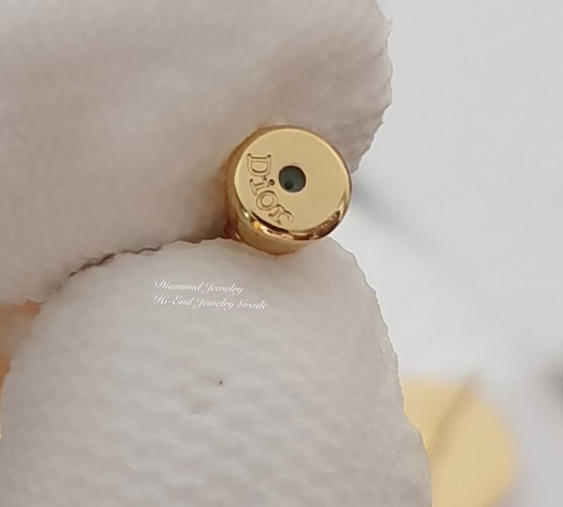 Super Hi-End Quality !!!! ((งาน 1:1 เหมือนในช็อปมากที่สุดในท้องตลาด)) Christian Dior Earring ต่างหูดิอองาน 1:1 เหมือนของแท้เป๊ะๆค่ะ รับรองงานสวยมากกกกก ดูหรู ดูผู้ดีสุดๆ งานดี เพชรคุณภาพดีมากๆมากๆคะรับประกันความพอใจเลยค่ะ ตัวเรือนสีทองเหมือนช็อปค่ะ ไฮโซมา