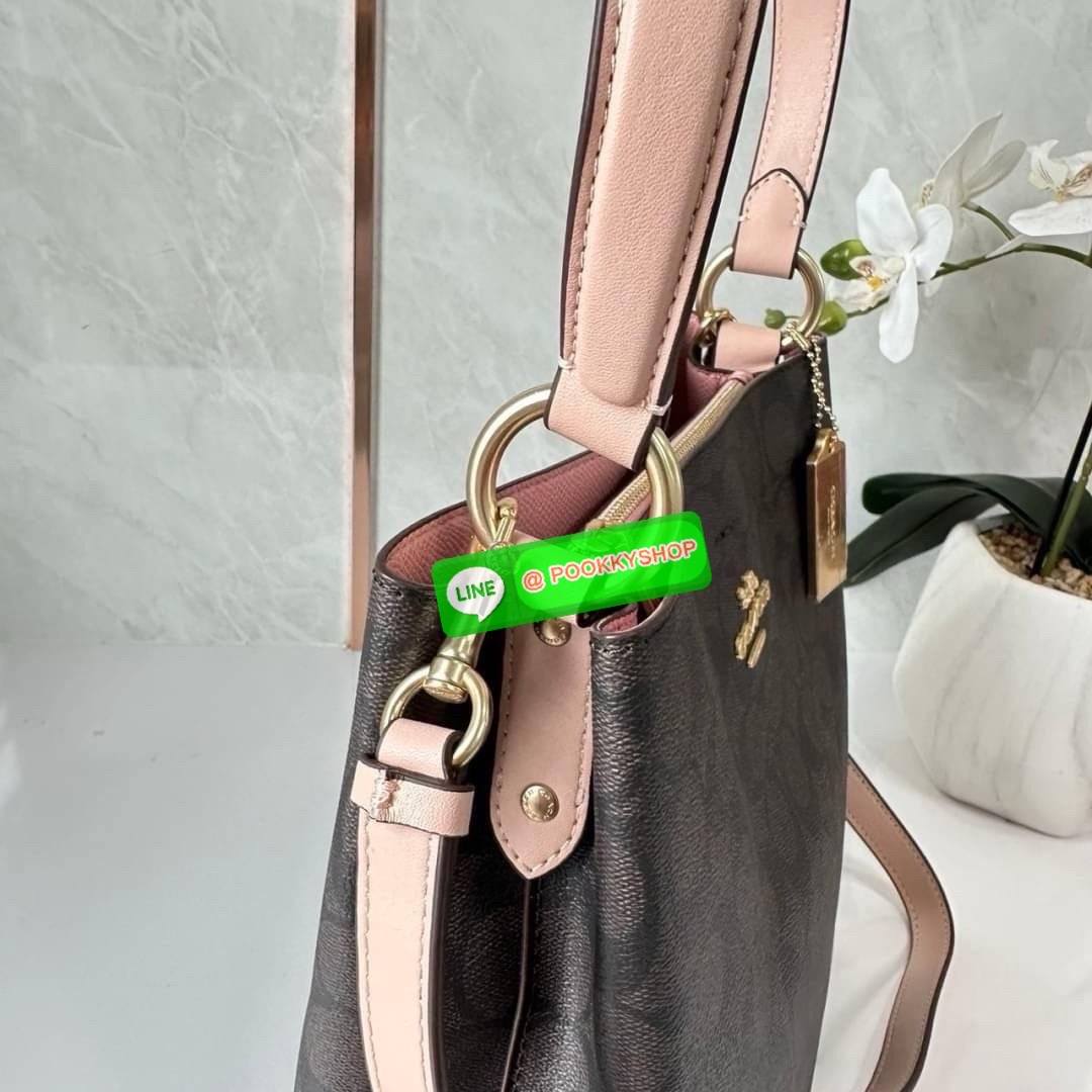 COACH TOWN BUCKET BAG IN SIGNATURE CANVAS (COACH 91512) 🔖 กระเป๋าสะพาย/ถือบัคเกต รุ่นคลาสสิคตลอดกาลไม่เอ้าท์ 🔖วัสดุ: แคนวาส ตัดหนังแท้ 🔖เปิด-ปิด กระเป๋าด้วยกระดุมแม่เหล็ก ภายในช่องโล่ง มีช่องซิปแบ่งตรงกลาง แยกเก็บของได้อย่างเป็นสัด