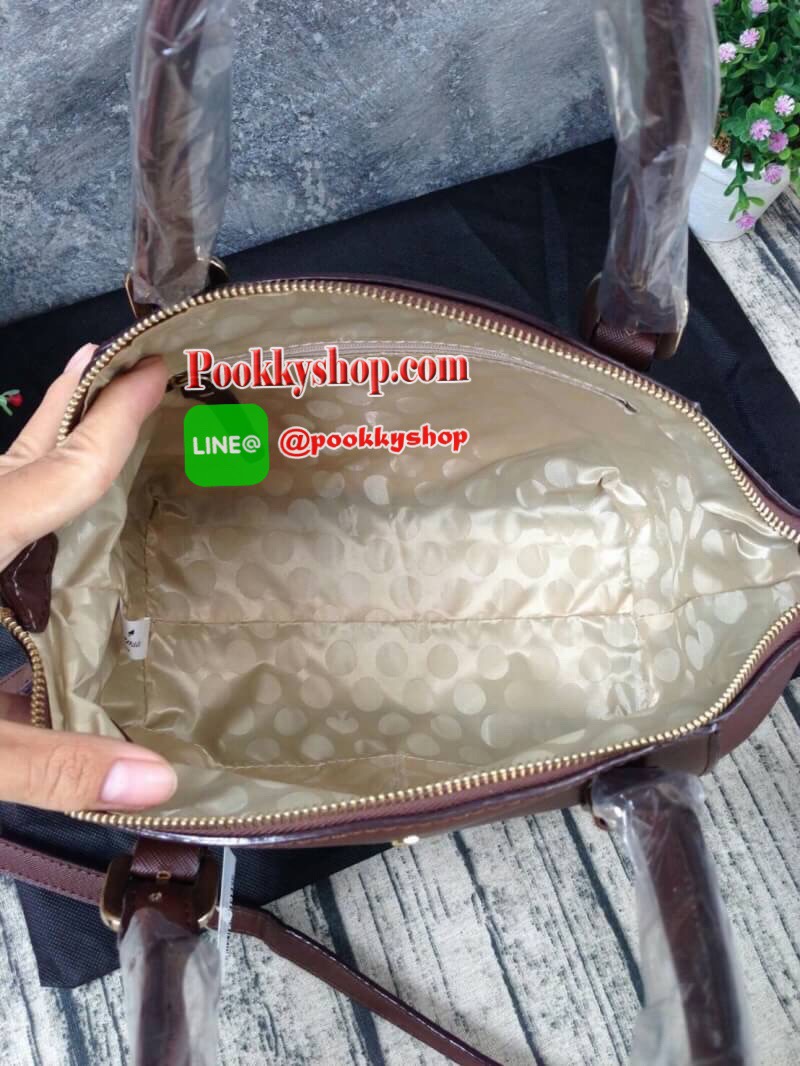 KATE SPADE NEW YORK กระเป๋าถือหรือสะพาย หนัง safiano ทรงพัดหูยาว เปิดปิดด้วยซิปสะดวกใช้ หูหิ้ว สามารถปรับความยาวได้ 3 ระดับ สามารถสะพายไหล่ได้เลยค่ะ ภายในบุผ้าลายแบรนด์ มีช่องด้านใน ใส่ของจุกจิก และช่องใส่ซิป มาพร้อมสายสะพายยาวปรับด้ 5 ระดับ สามารถสะพายไห