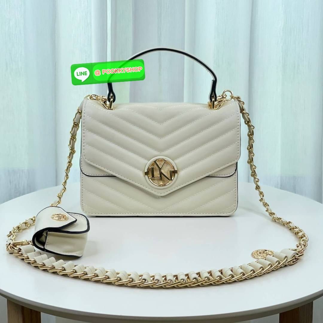 Lyn คอลใหม่ สายสะพายยาว สามารถถอดออกได้ ด้านในแบ่งเป็น 2 ช่องใช้งาน ฝากระเป๋าเปิดปิดด้วยกระดุมแม่เหล็ก