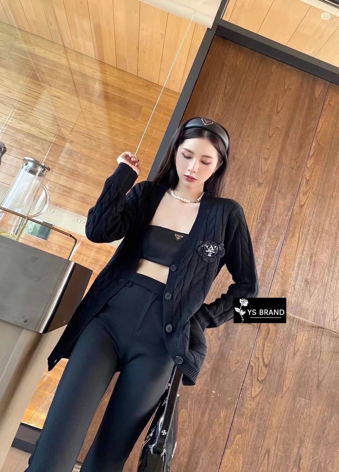 เสื้อคลุมไหมพรมแขนยาวคอวี ผ้าไหมพรมยืดเนื้ออย่างดีผ้าดีมากๆ นิ่ม เด้งยืดได้เยอะ ผ้าดีทอละเอียด ทอลายเกลียวทั้งตัว แต่งกระดุมด้านหน้า ติดเข็มกลัดPradaช่วงอก ถอดแยกได้ สวยหรูมากๆ โดดเด่นสุดๆ มาพร้อมป้ายคอ Prada Tagครบ สวยมาก งานคุณภาพ ห้ามพลาด จัดเลยจ้า