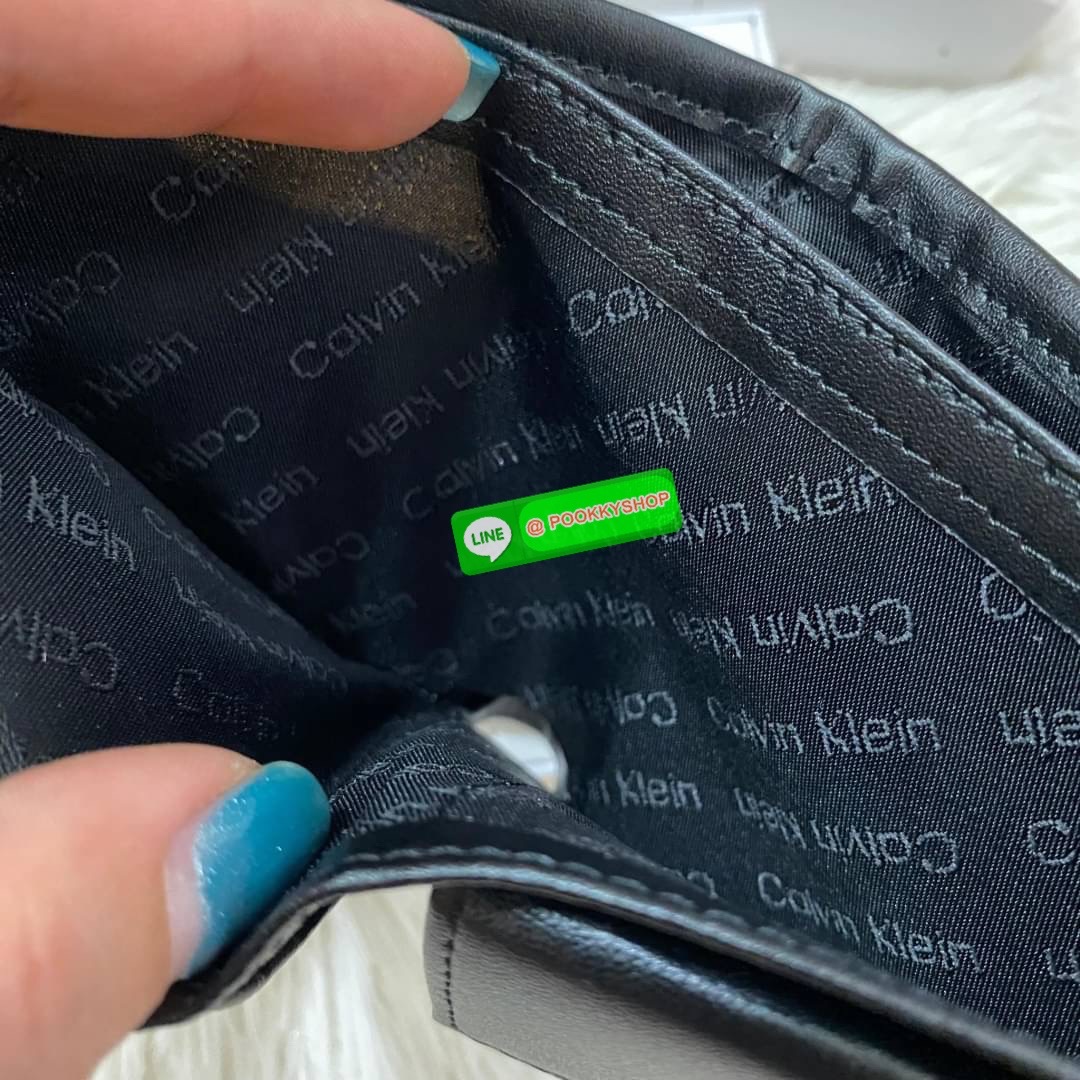 Calvin Klein Bifold Leather Short Wallet กระเป๋าสตางค์ใบสั้น และ ที่ใส่บัตรย่อยแบบเป็นสัดส่วน หนังดี นุ่มมือ รูปลักษณ์เรียบหรูแต่เท่ห์ตามแบบฉบับของแบรนด์Set นี้มาเท่าไรก็หมดคะ รีบจับจองนะคะ มาพร้อมถุงกระดาษแบรนด์และกล่องจ้า สุดคุ้มมอบให้เป็นของขวัญหรือใช้