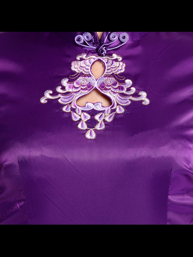 ชุดกี่เพ้าสั้น สวยหรูสีม่วง งานเนี๊ยบ ประณีต พร้อมลายปักดอก ที่ปราณีตบรรจง เหมาะสำหรับออกงาน ต่างๆ ตัวผ้าเป็นผ้าไหม แบบจีน เนื้อมันในตัวไสตล์ผ้าไหม สวยหรู ดูใีระดับมากๆ คะ สินค้าจริง เหมือนในภาพตัวอย่าง 100%