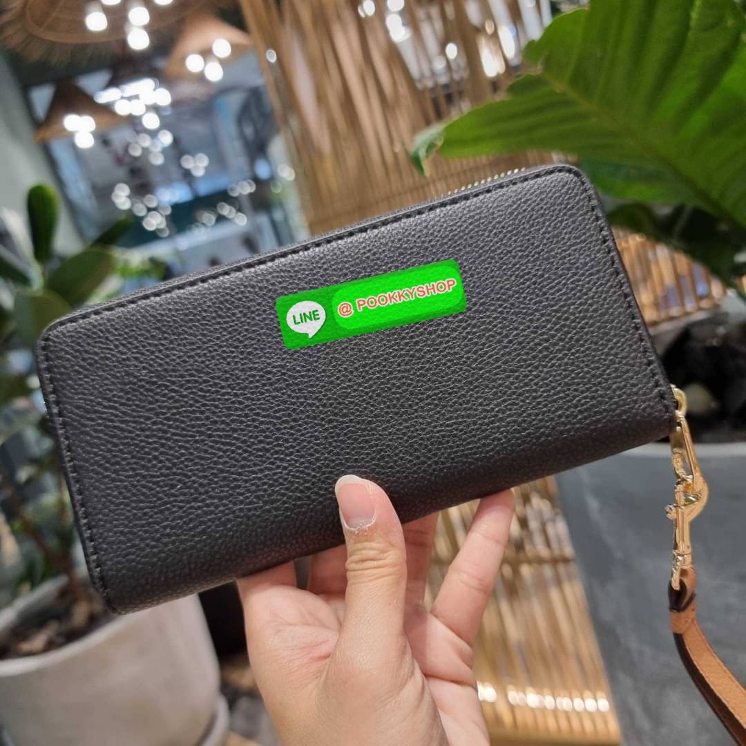 COACH C3548 LONG ZIP AROUND WALLET WITH HORSE AND CARRIAGE พร้อมเสิร์ฟความหรู กับคอลใหม่ สีสวย ผู้ดีขับผิวมาก กระเป๋าสตางค์ใบยาวกึ่งคล้องมือ เรียบหรู โดดเด่นด้วยโลโก้เอกลักษณ์ วัสดุหนัง pepble ทนทาน มาพร้อมสายคล้องมือ ถอดออกได้ ภายในใส่บัตรได้เยอะ มีช่องซ