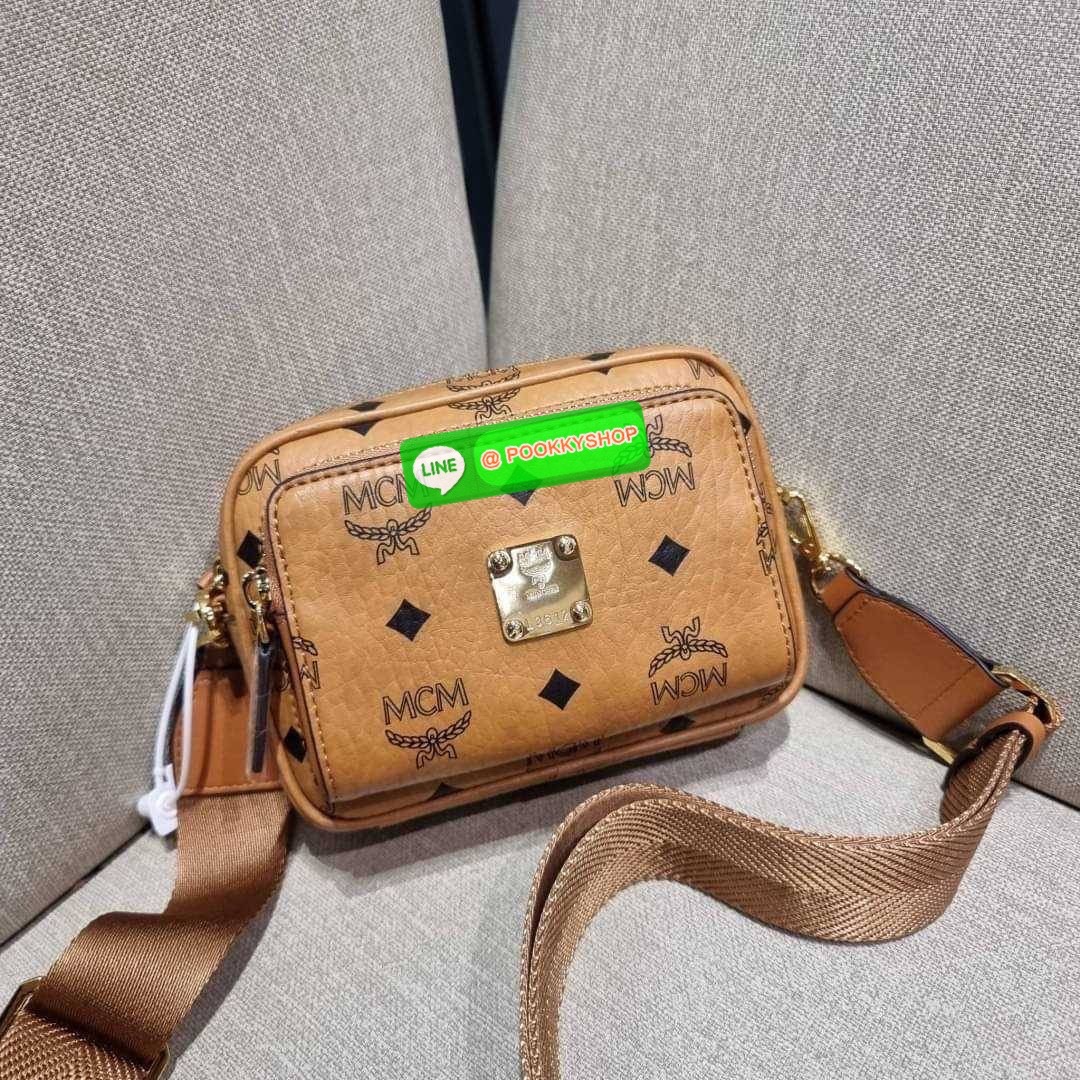 MCM X-MINI KLASSIK CROSSBODY BAG IN VISETOS รุ่นยูนิเซ็กส์มาแล้วจ้า!! ไซส์นี้ใช้ได้ทั้งหนุ่มๆสาวๆไปเลย กระเป๋าสะพายข้างทรงครอสบอดี้ ใบเล็กขนาดกะทัดรัด วัสดุหนังแคนวาสคุณภาพดี มีช่องหลัก 2 ช่อง ภายในมีช่องย่อยให้ 1 ช่อง มาพร้อมสายสะพายสปอร์ตที่ดีไซน์หรูไม่