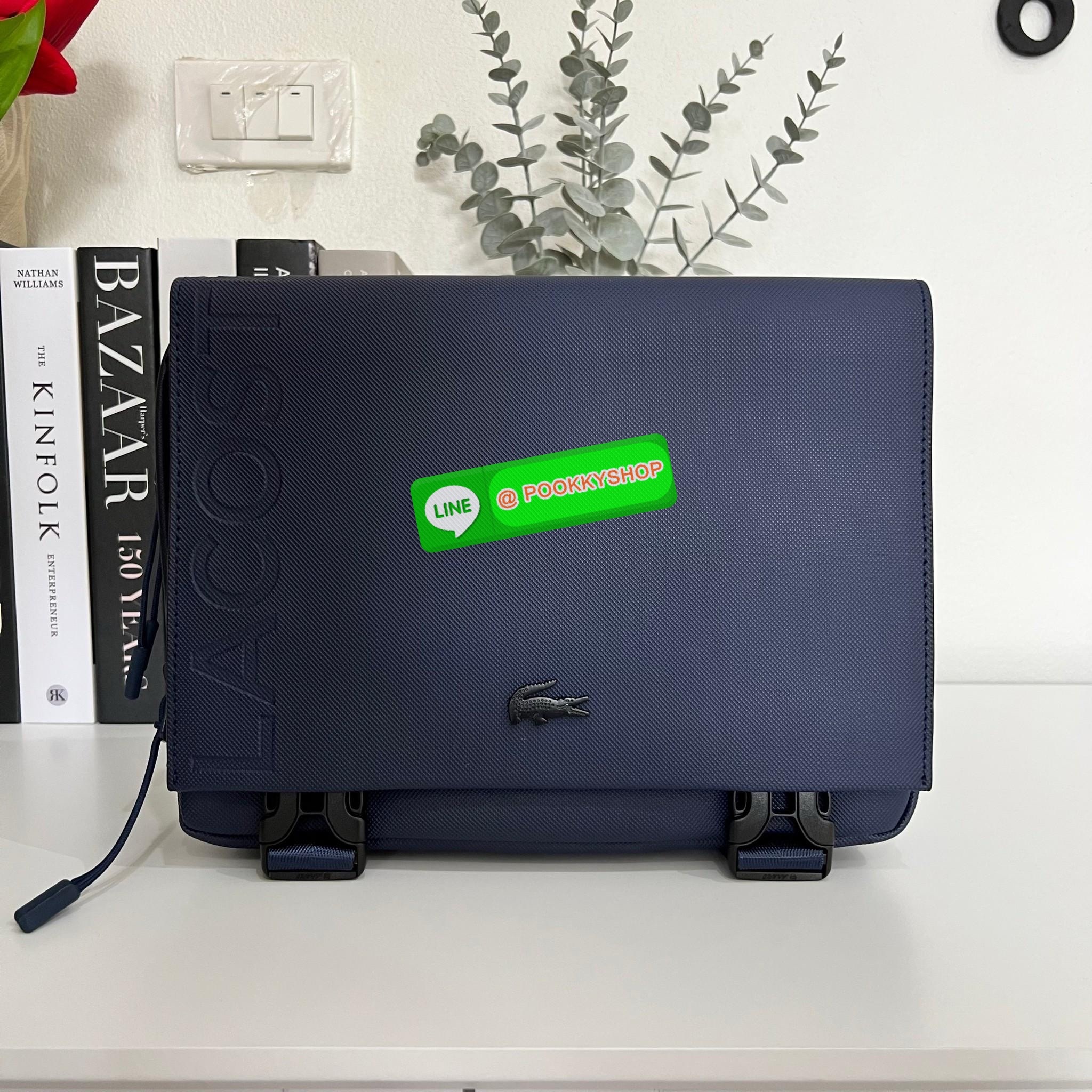 Men's L.12.12 Clipped Flap Adjustable Shoulder Strap Small Pouch วัสดุ PVC คุณภาพดีตามแบบฉบับแบรนด์ น้ำหนักเบา กันน้ำ ด้านหน้ามีโลโก้เหล็ก ฝาเปิดปิดด้วยคลิปล๊อค 2 ด้าน ช่องหลัก ด้านในมีช่องซิปพร้อมหัวซิปแบรนด์ ใส่กระเป๋าสตางค์ใบยาว ipad มือถือ ของจุก