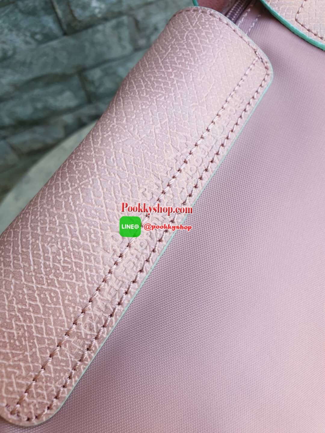 Longchamp Le Pliage Club Tote Bag Size L หูยาว วัสดุเนื้อผ้า Nylon Canvas เคลือบกันนำ้ ตัดด้วยหนังแท้ที่มีน้ำหนักเบา ดีไซน์เรียบง่ายแต่เต็มไปด้วยความคลาสสิก จนเป็นที่ชื่นชอบไปทั่วโลก Longchamp ปรับโฉม LE PLIAGE ด้วยการปักลายรูปม้า-ตราสัญลักษณ์ของแบรนด์บนผ