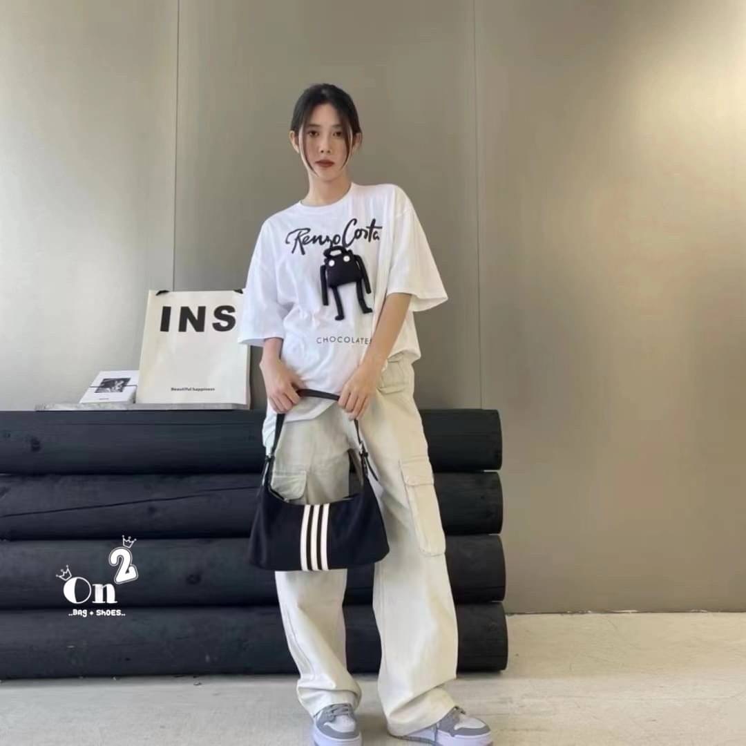 Adidas Style Nylon Shoulder Bag กระเป๋าผ้าไนลอน ขนาด 14นิ้ว น้ำหนักเบาใส่ของได้เยอะ รุ่นนี้สะพายขึ้นไหล่น่ารัก ด้านบนเป็นซิปค่ะ มีสายสะพายข้าง ปรับความยาวได้