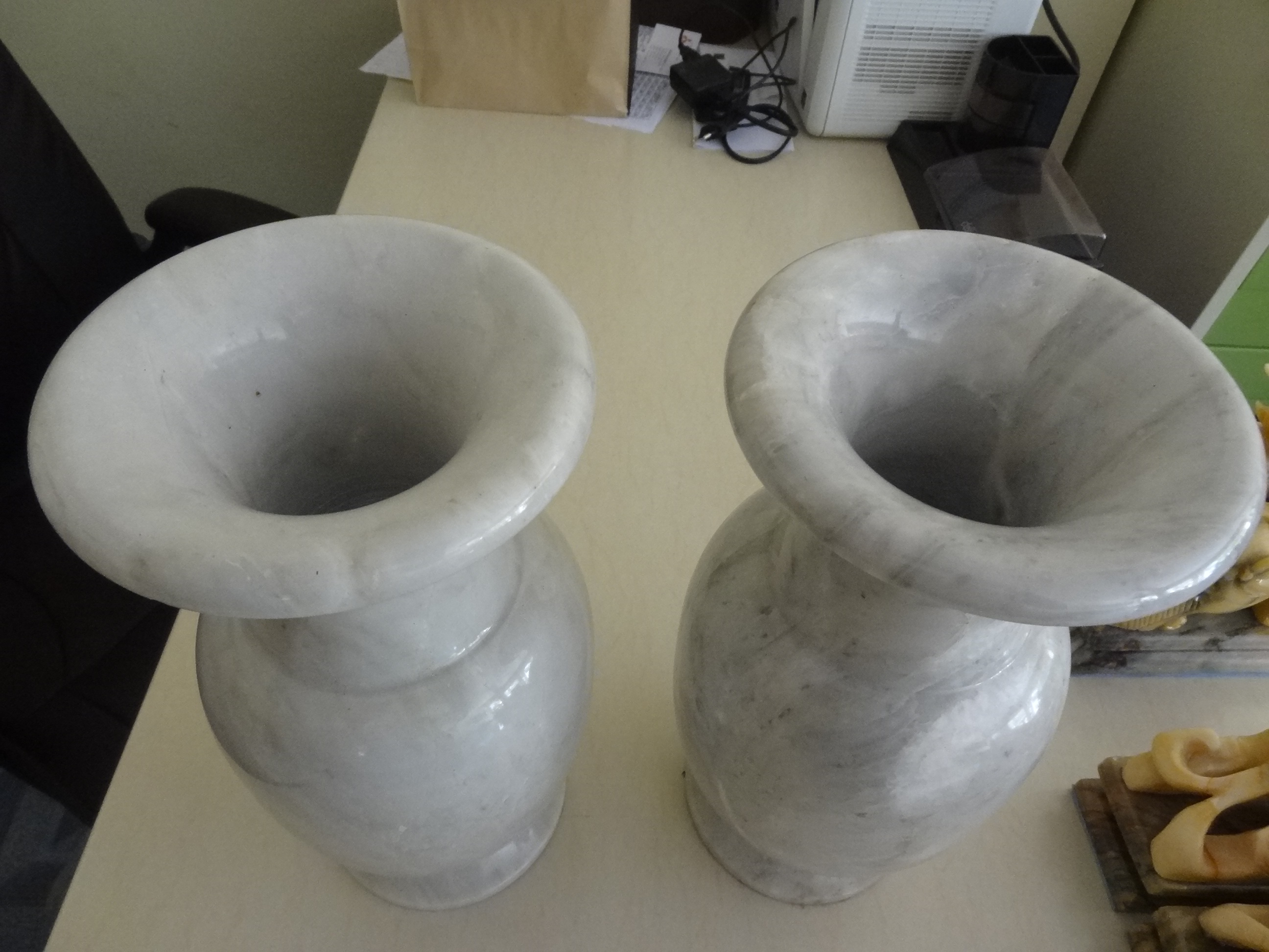 แจกันหินอ่อน 1 คู่ ขนาดสูง 23 เซนติเมตร กว้าง 10 เซนติเมตร