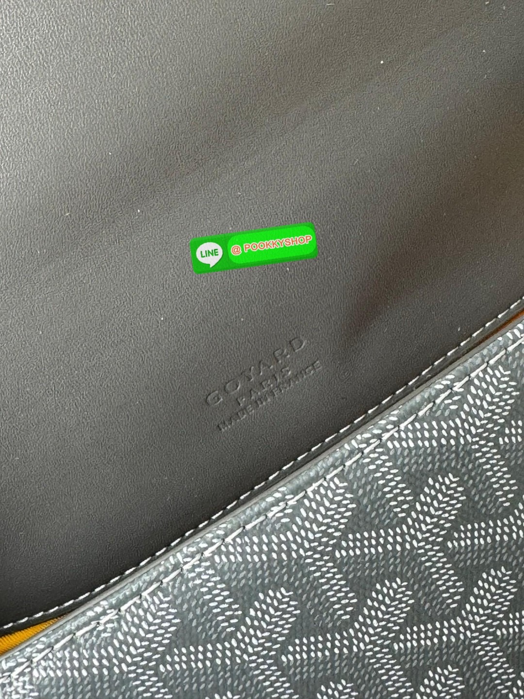 Goyard Belvedere Messenger ถูกออกแบบให้มีน้ำหนักเบาเพื่อความคล่องตัวสามารถใส่สิ่งของ ได้อย่างสบายและถือได้ว่าเหมาะอย่างยิ่ง สำหรับการใส่หลากหลายโอกาสด้วยสายสะพายแบบสะพายข้าง และฝาปิดกระเป๋าทั้งสองฝั่งที่แน่นหนา และยังมีการเพิ่มลูกเล่นด้วย ช่องใส่ของทางด้า