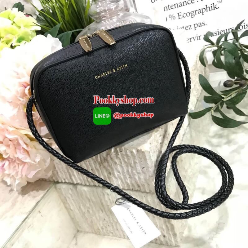 Don’t Miss! NEW ARRIVAL! CHARLES & KEITH SMALL CLASSIC CROSSBODY BAG กระเป๋าสะพายทรงเหลี่ยมรุ่นชนช็อปขนาดกำลังดีหนังสวยอยู่ทรงมีเทคเจอร์ เปิดปิดด้วยซิปหัวซิปแบรนด์ สามารถใส่ iphone ของใช้ได้เยอะมาพร้อมสายสะพายหนังถัก Crossbody ได้ เป็นอีกหนึ่งรุ่น Best Se