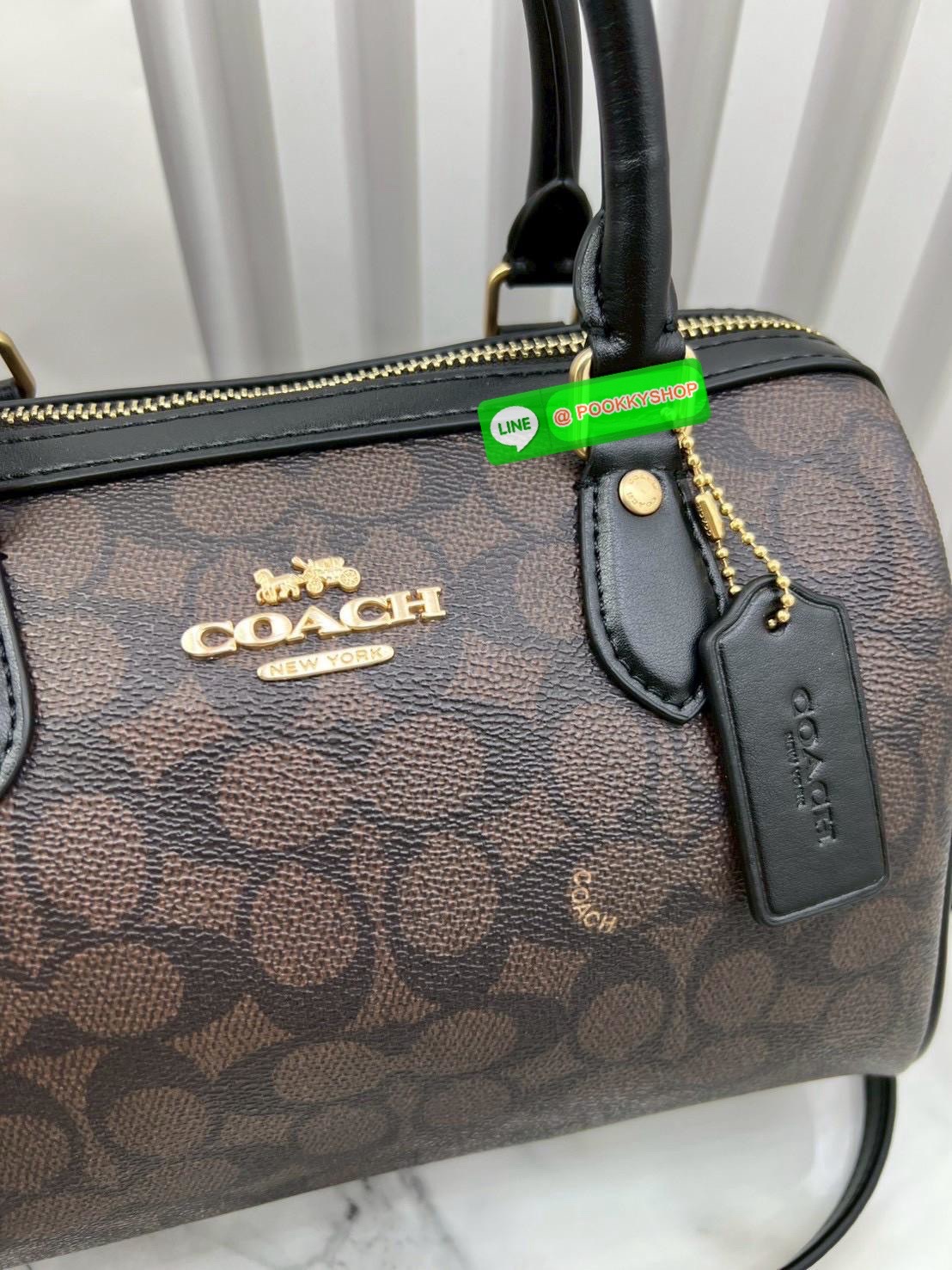 COACH ROWAN SATCHEL IN SIGNATURE CANVAS จุดเด่นของกระเป๋าทรงsatchel bag คือรูปทรงของกระเป๋าดูแข็งแรง มั่นคง ไม่เสียทรงง่าย มาพร้อมหูหิ้วที่ด้านบนของกระเป๋า ลายแคนวาสที่เป็นซิกเนเจอร์แบบเอกลักษณ์ ช่องใช้งานทุ้งภายในและภายนอก นอกจากนี้ กระเป๋าประเภทนี้ยังมี