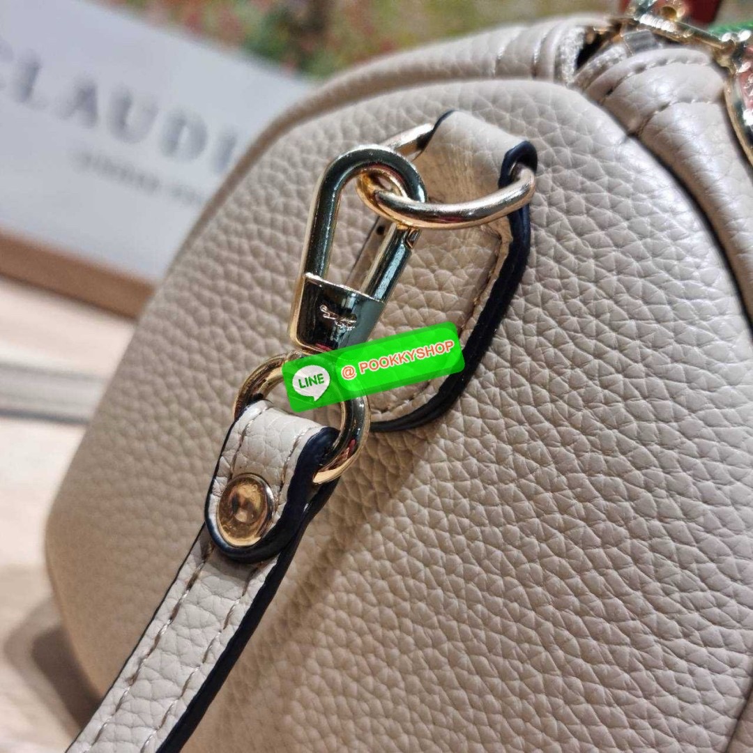 Longchamp le pliage xtra XS leather crossbody bag 🔆 Details มาใหม่! กับกระเป๋าถือ/สะพายรุ่นยอดฮิต ที่มาในดีไซน์ทูโทน โดดเด่นมีกิมมิค น่ารักน่าใช้สุดๆ รูปทรง cylinder ใช้งานง่าย ฝากระเป๋ามีช่องเล็กๆให้ได้ใส่บัตร ใส่ธนบัตรแบบหยิบจับง่ายๆ ช่องหลักเป็