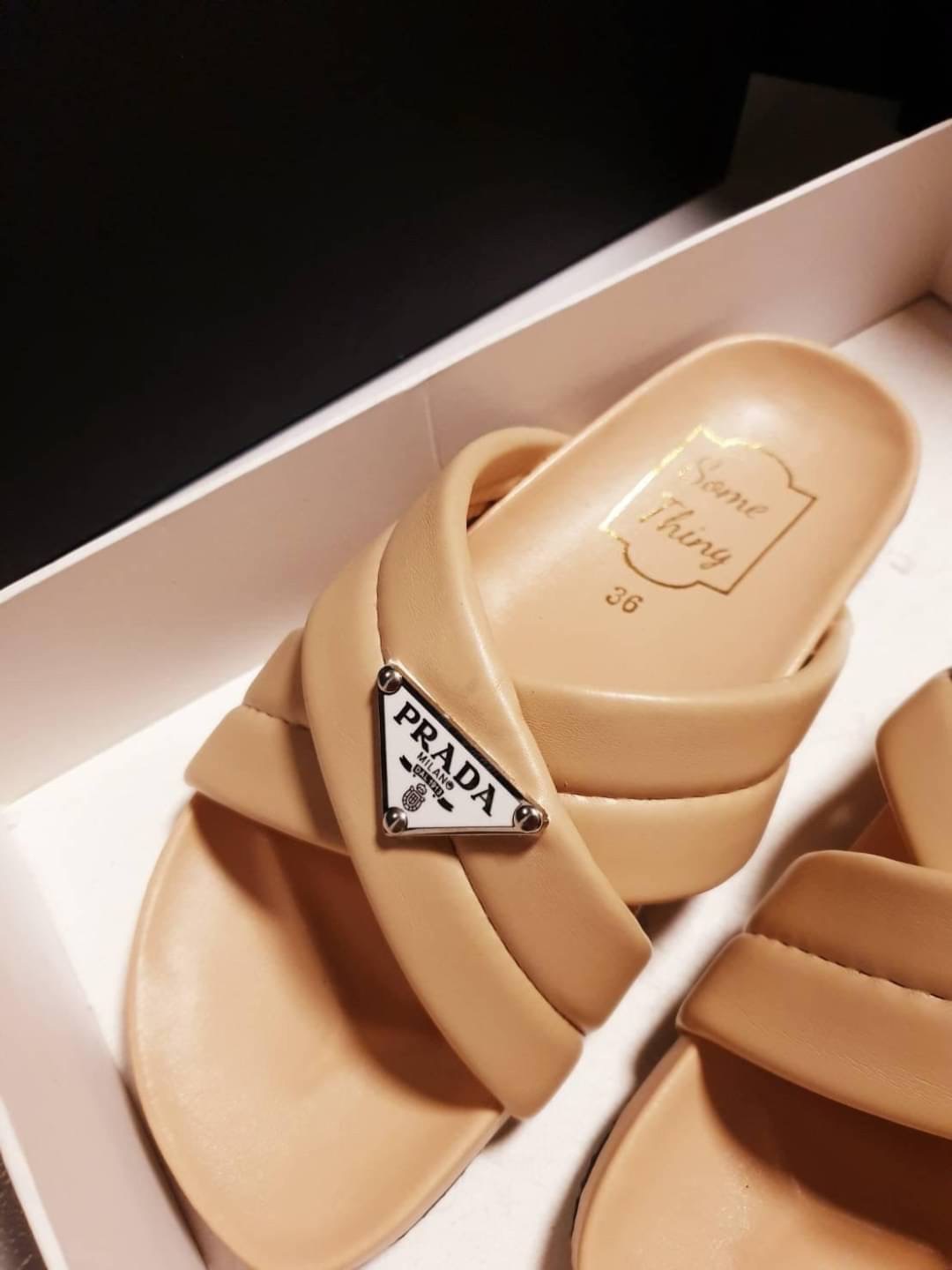 งานแตะPRADA มาใหม่เลยจ้า ชนช้อปน้า หนังนิ่มม้ากก สายนิ่มค่า ลูกค้าที่ชอบงานนิ่ม ใส่สบาย ต้องตำจ้าแม่ ❤️