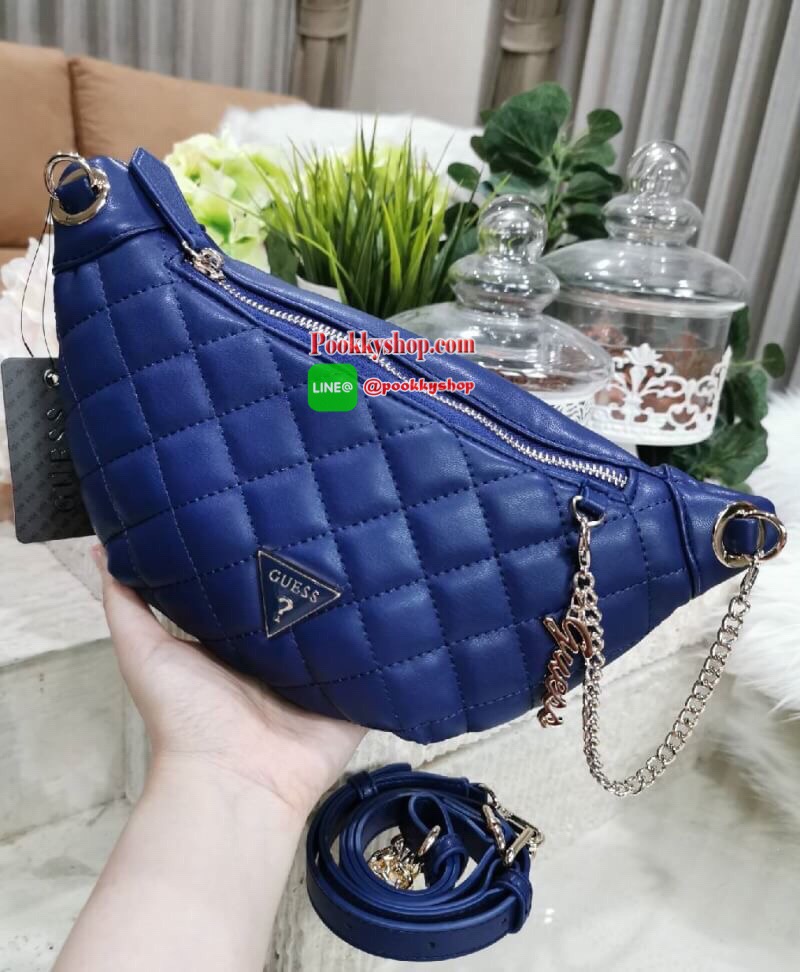 NEW ARRIVAL! Guess Kyli Fanny Pack Belt Bag 2019 กระเป๋าสะพาย/คาดเอว/คาดอกรุ่นใหม่ล่าสุดจาก GUESS FACTORY วัสดุหนังเเกะสังเคราะห์แบบนิ่มลายตารางเปิดปิดด้วยซิป ด้านหน้าประดับโซ่ห้อยโลโก้ดูมีดีเทล ด้านหลังมีช่องซิป ภายในมีโลโก้และช่องซิป สะพายได้หลายแบบไม่จ