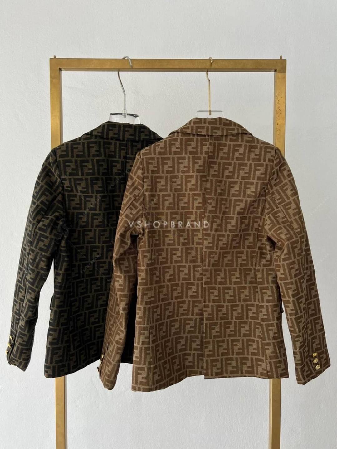 เสื้อสูทผ้าทอพิมพ์ลาย Fed.di ทรงเข้ารูป ผ่าหลัง มีกระเป๋า 2 ข้าง (ใช่งานได้จริง) แต่งกระดุมทองเพิ่มความหรู ทรงสวย ทางแบรนด์เลือกใช้ผ้าสูทเนื้อดีในการตัดเย็บ เย็บติด ซับใน คัตติ้งเนี้ยบ ทรงเป๊ะมากๆเลยค่ะ